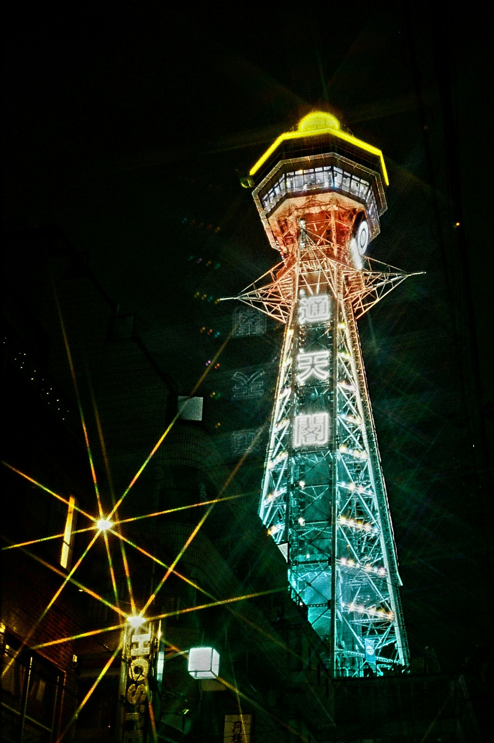 夜の通天閣のライトアップ