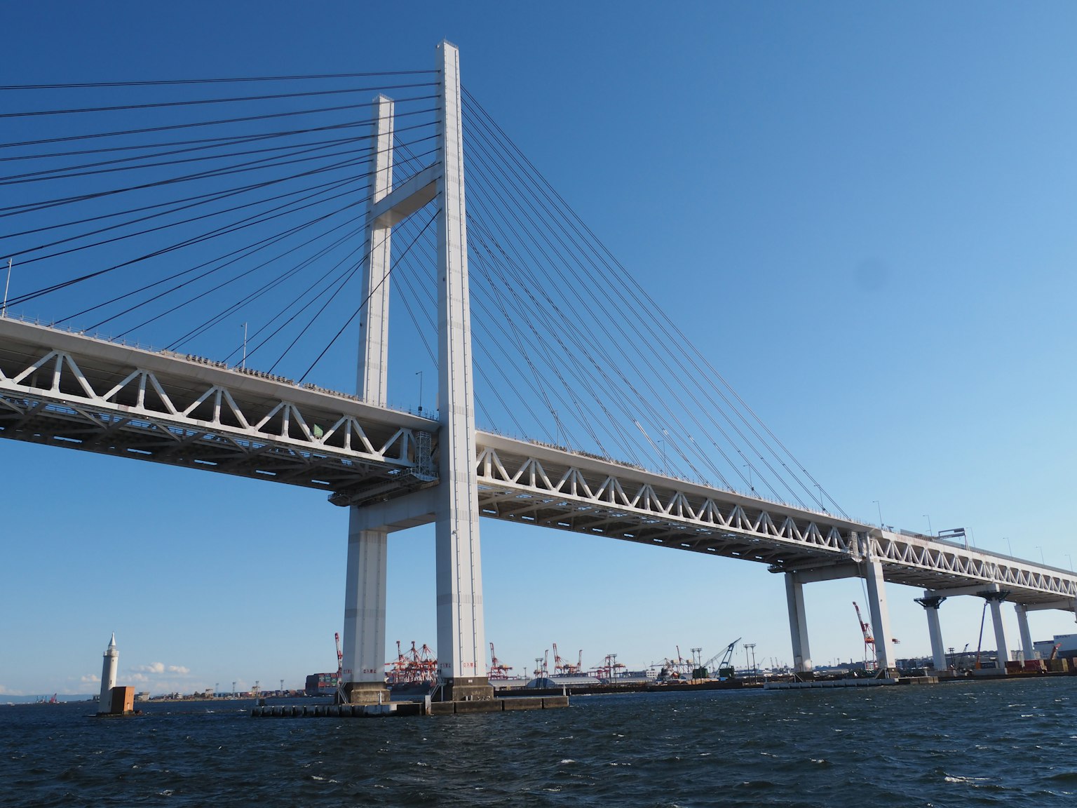 Jembatan Yokohama Bay menunjukkan struktur indahnya di latar belakang langit biru