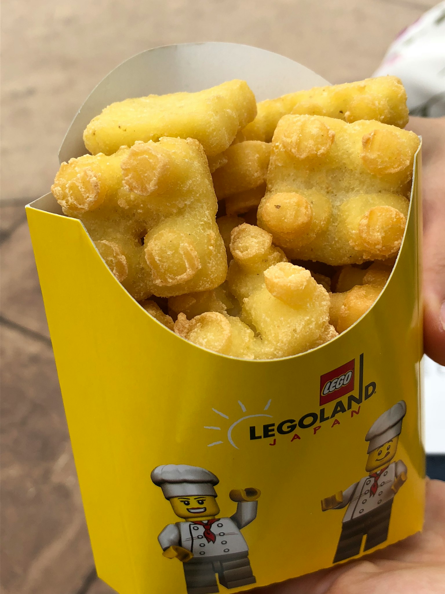 Cốc màu vàng có logo LEGOLAND đầy bánh quy hình gấu