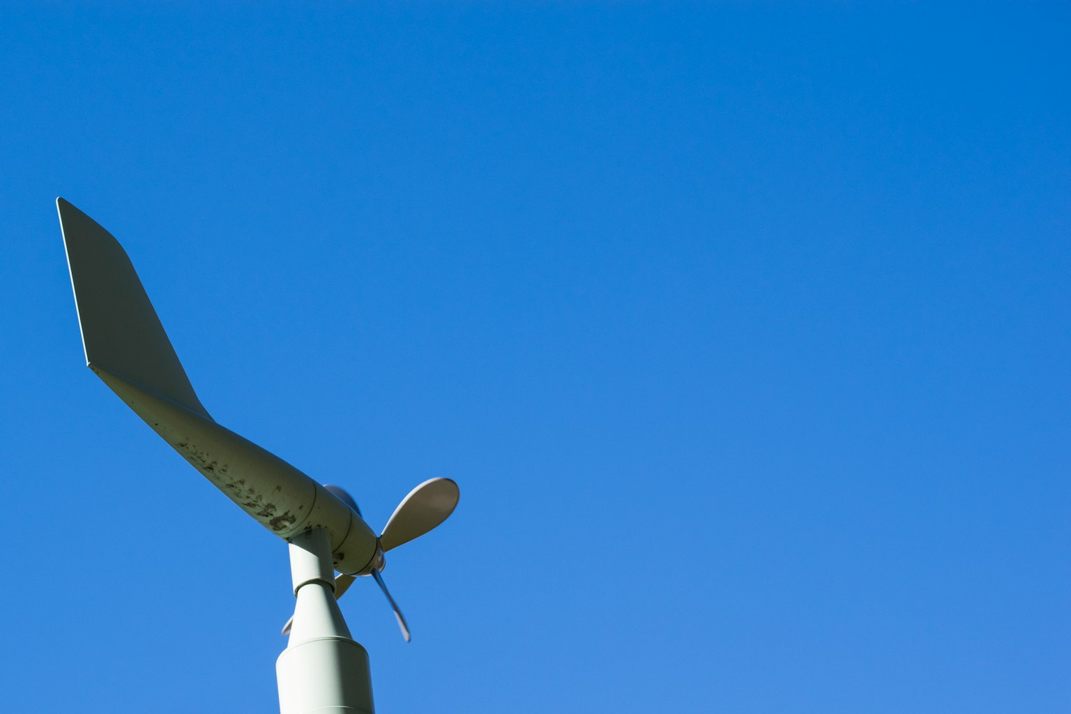 Lame d'éolienne contre un ciel bleu clair