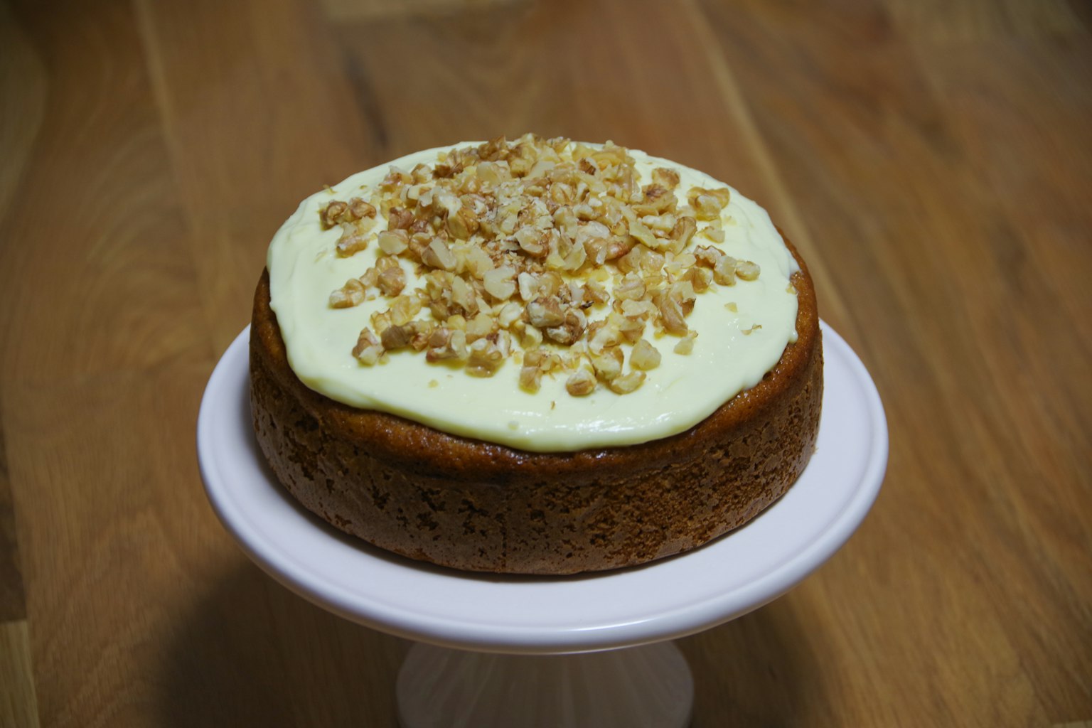 Kuchen mit Sahne und Nüssen garniert
