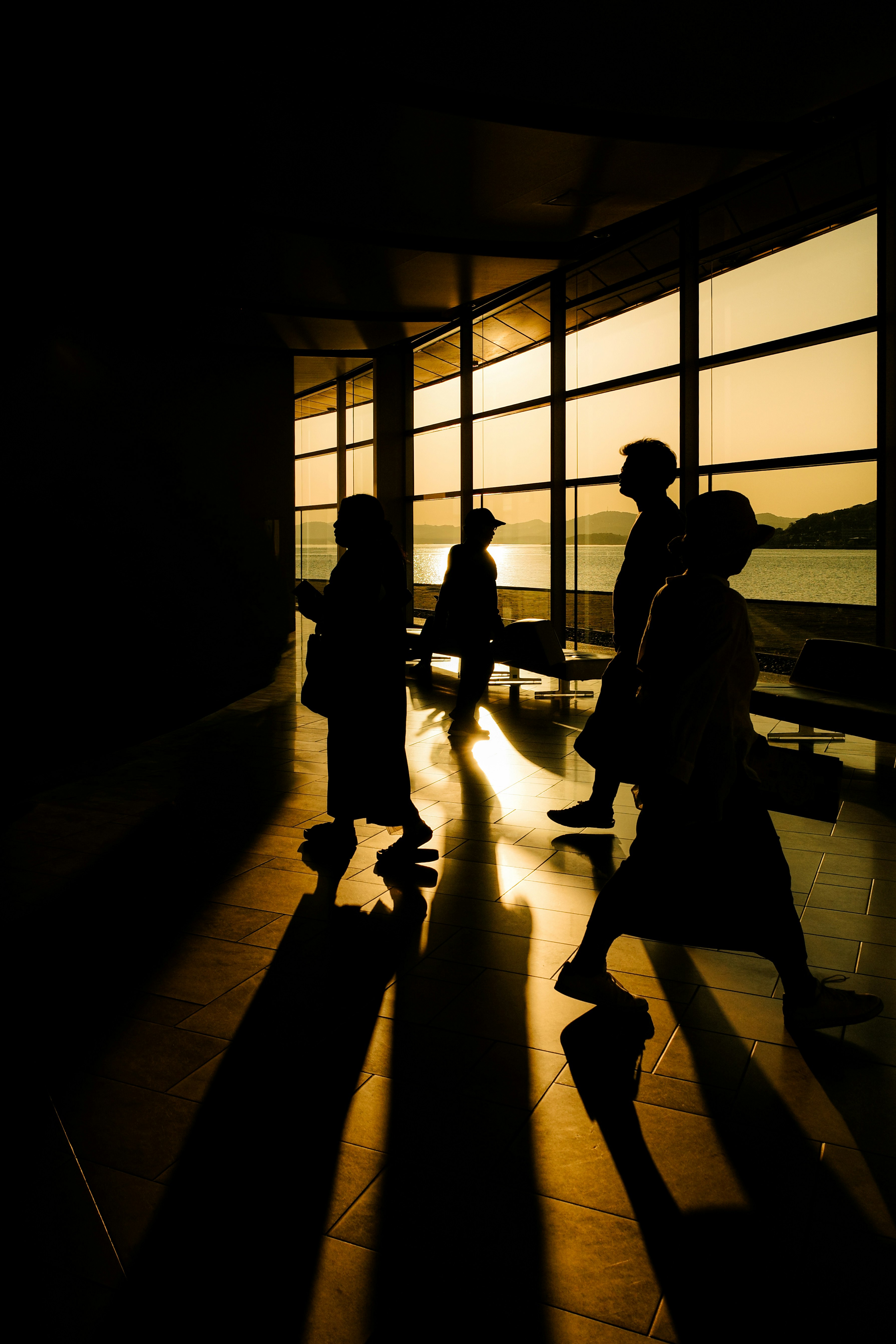 persone in silhouette in un corridoio con luce del tramonto