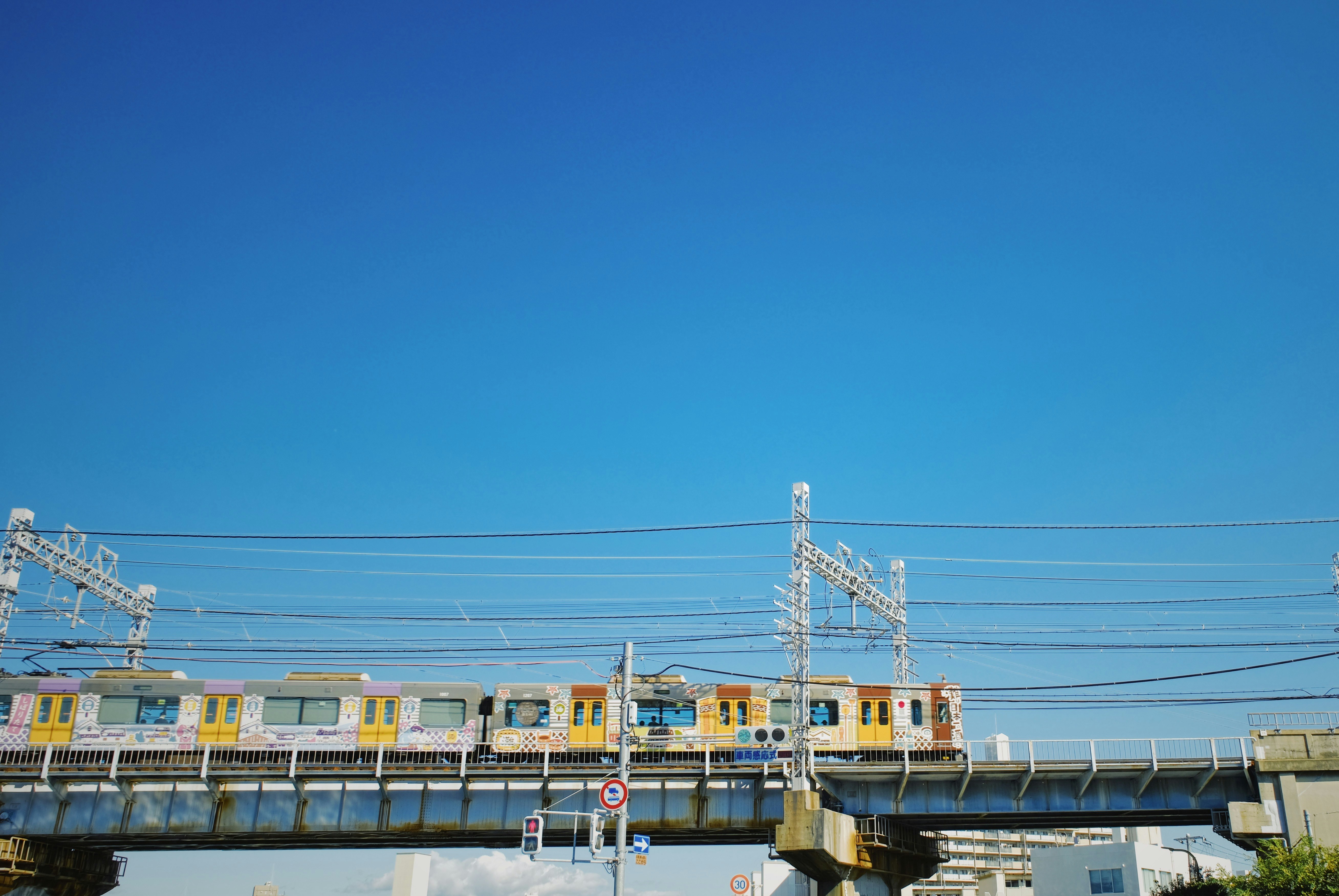 treno in elevazione in corsa sotto un cielo azzurro