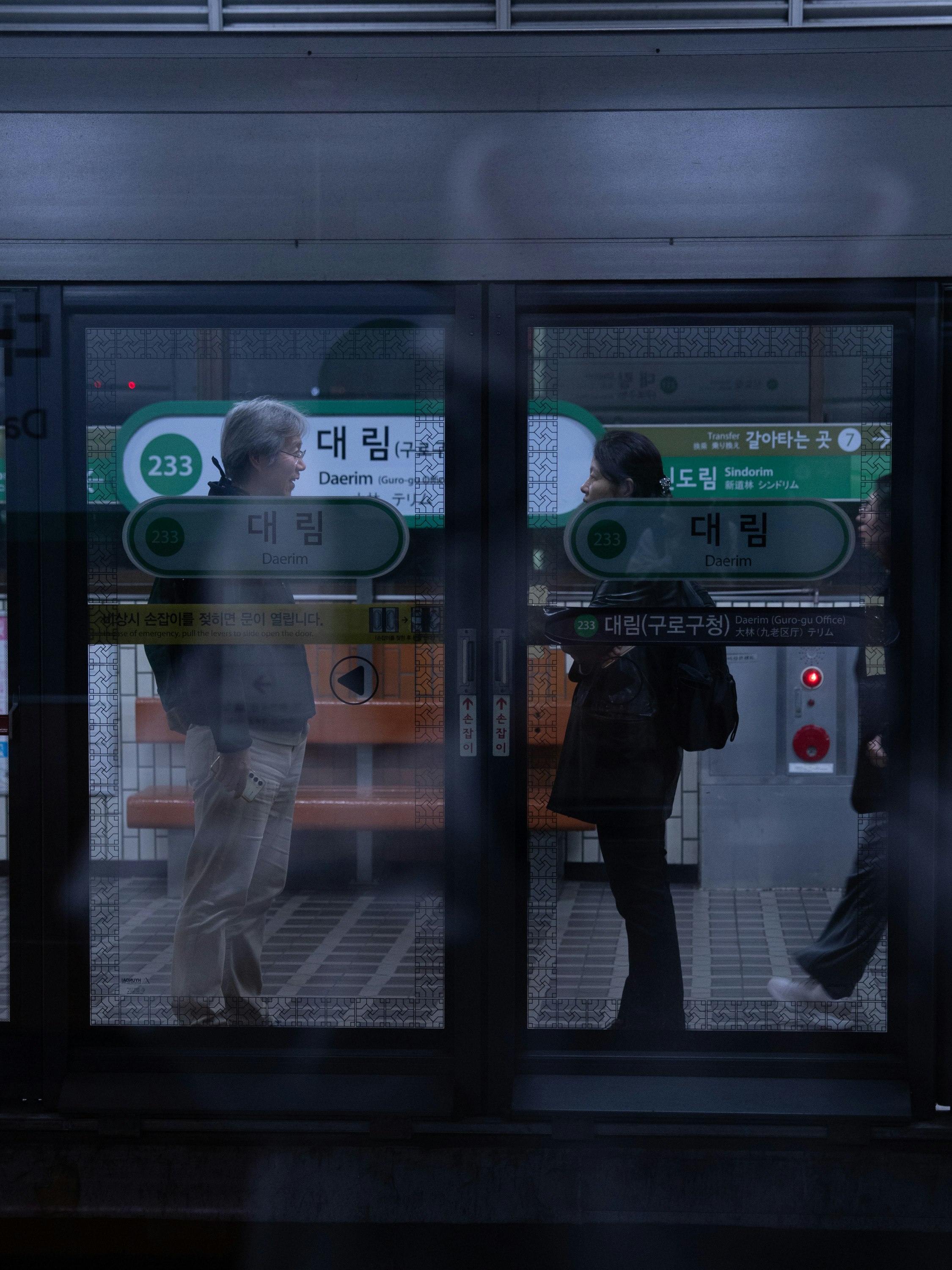透過玻璃可見的地鐵車廂與乘客