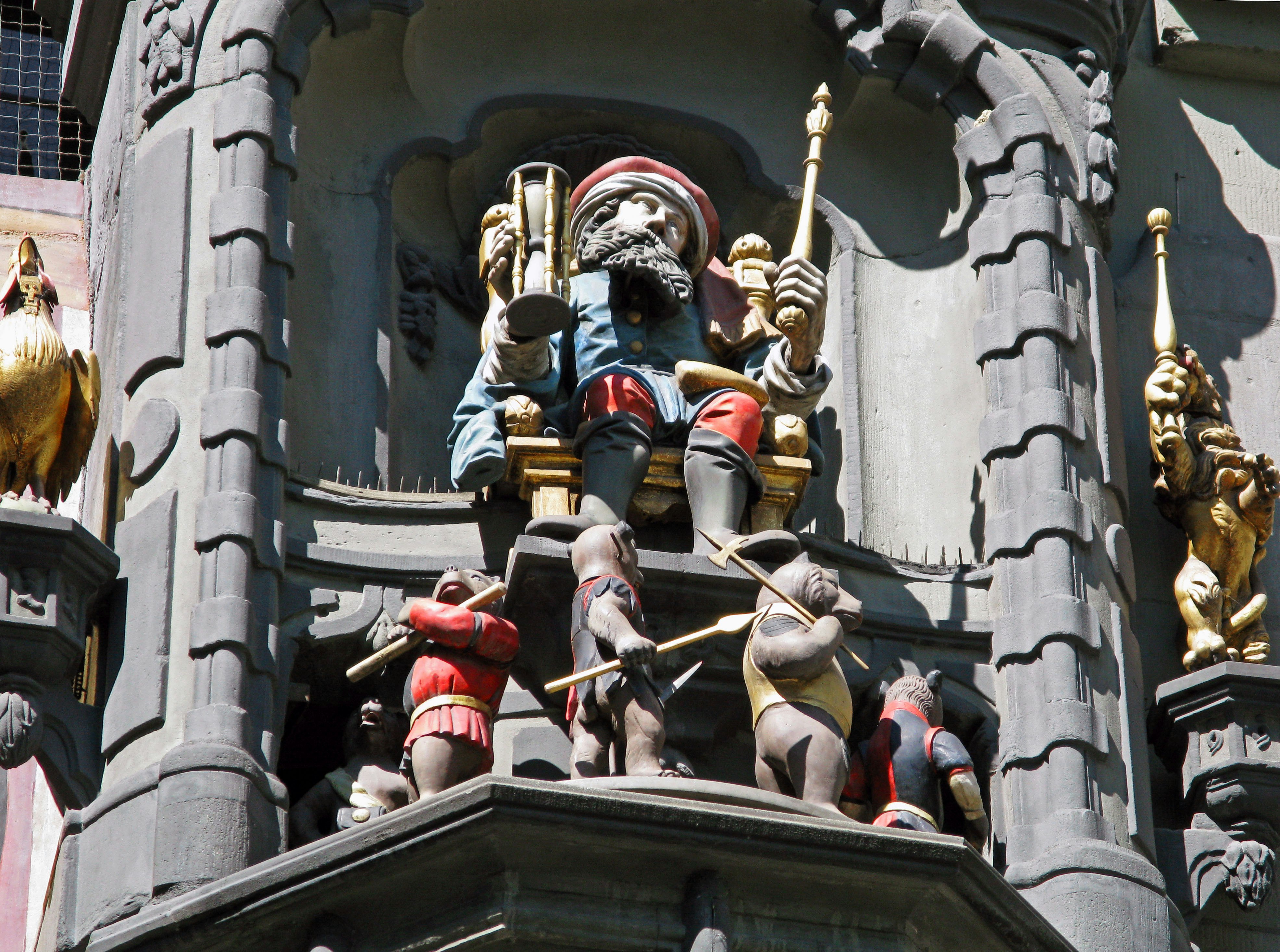 sculptures de chevaliers et personnages de porte à l’entrée d’un château