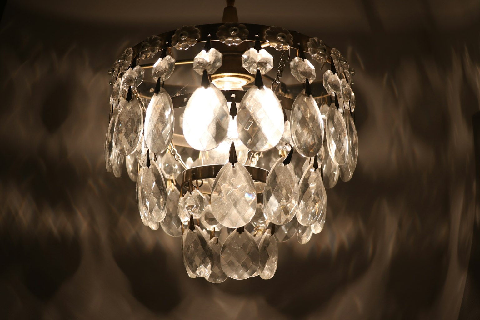 Eleganter Kronleuchter mit Kristalltropfen und warmem Licht