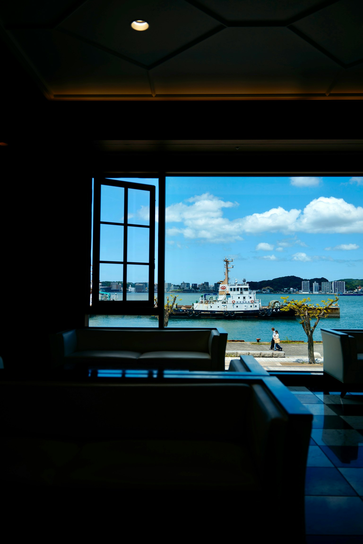 从窗户看海和船的景色