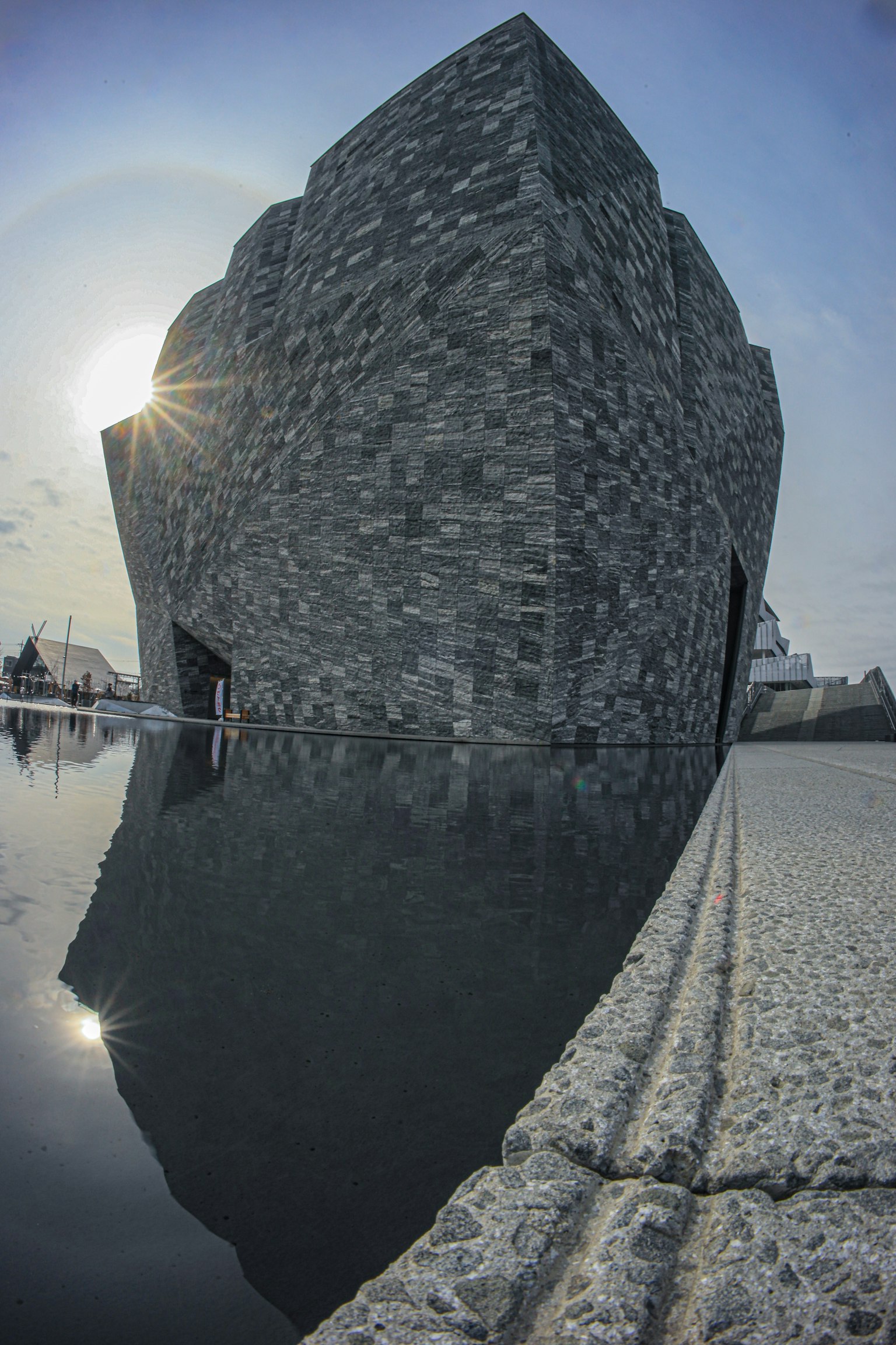 Moderne Steinarchitektur im Wasser reflektiert