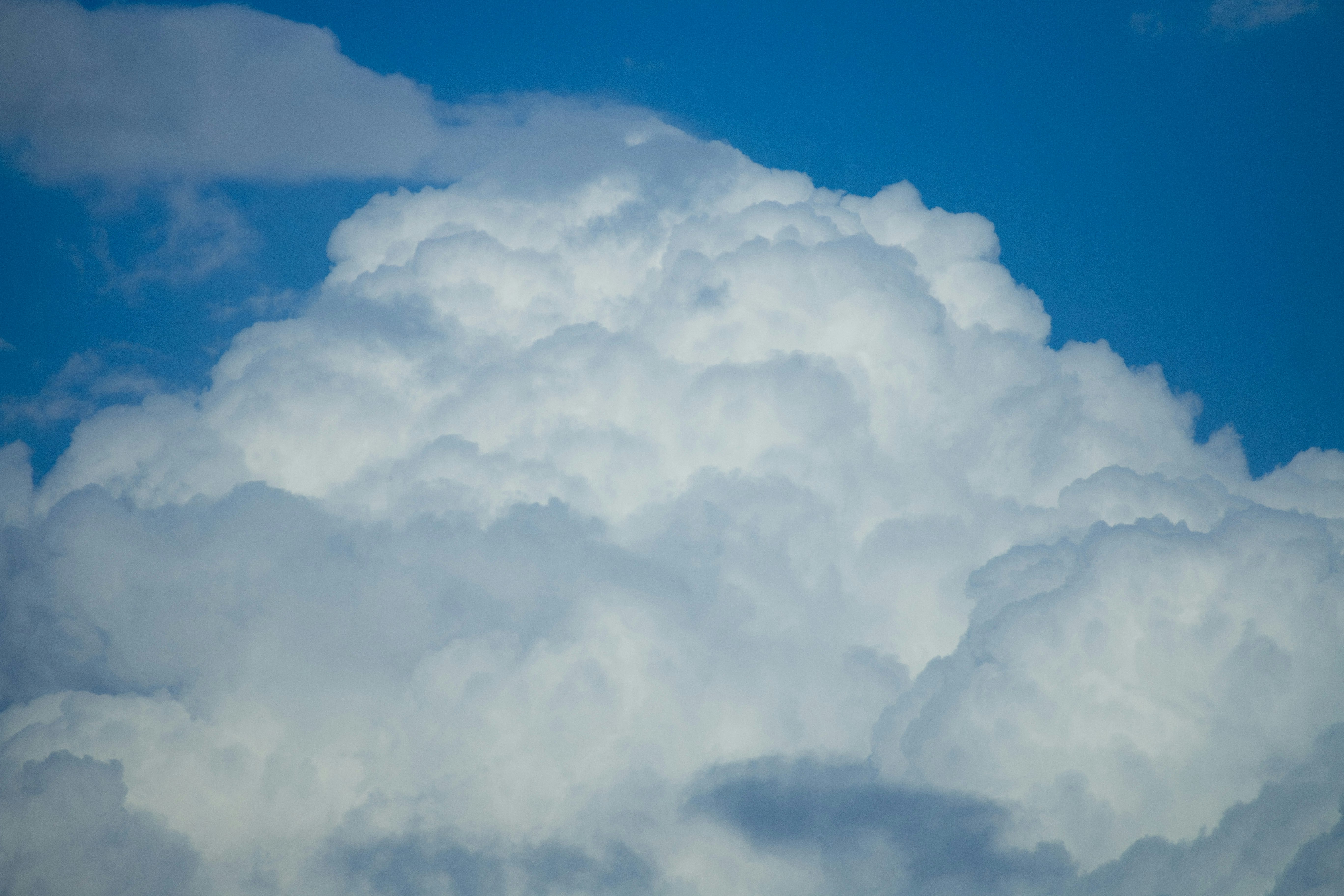 大きな積乱雲が広がる青空の雲景