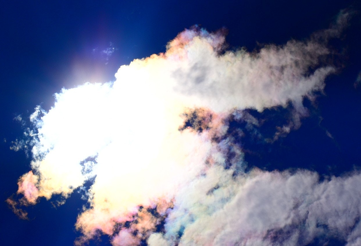 夏の空に広がる彩雲の雲塊