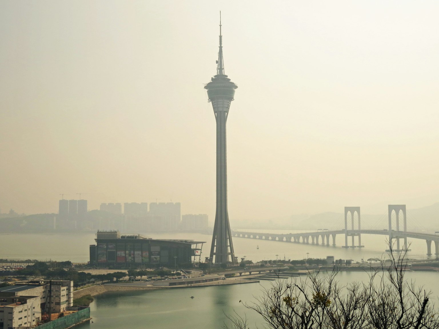 Vista della Torre di Macao e del ponte avvolti nella nebbia