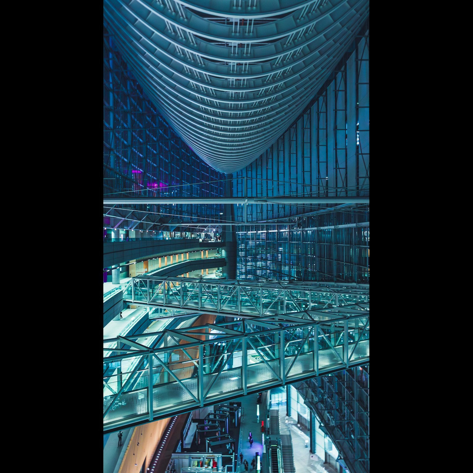 Interno architettonico moderno con strutture intricate e illuminazione blu