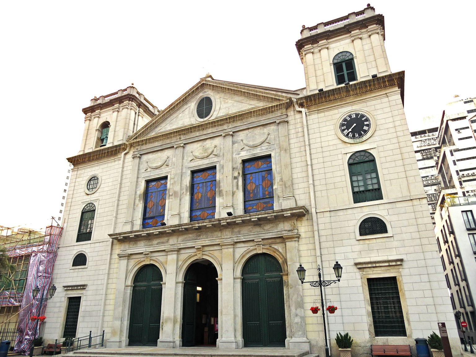 Foto dell'esterno di una bella chiesa con grandi finestre e un orologio