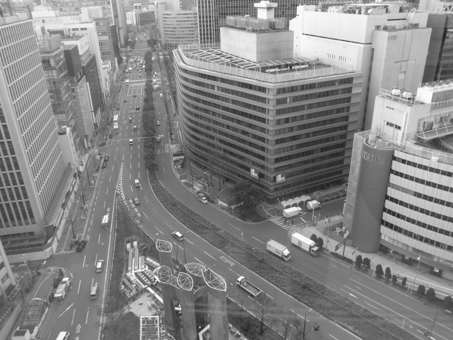 Una imagen en blanco y negro que muestra edificios altos y una intersección vial