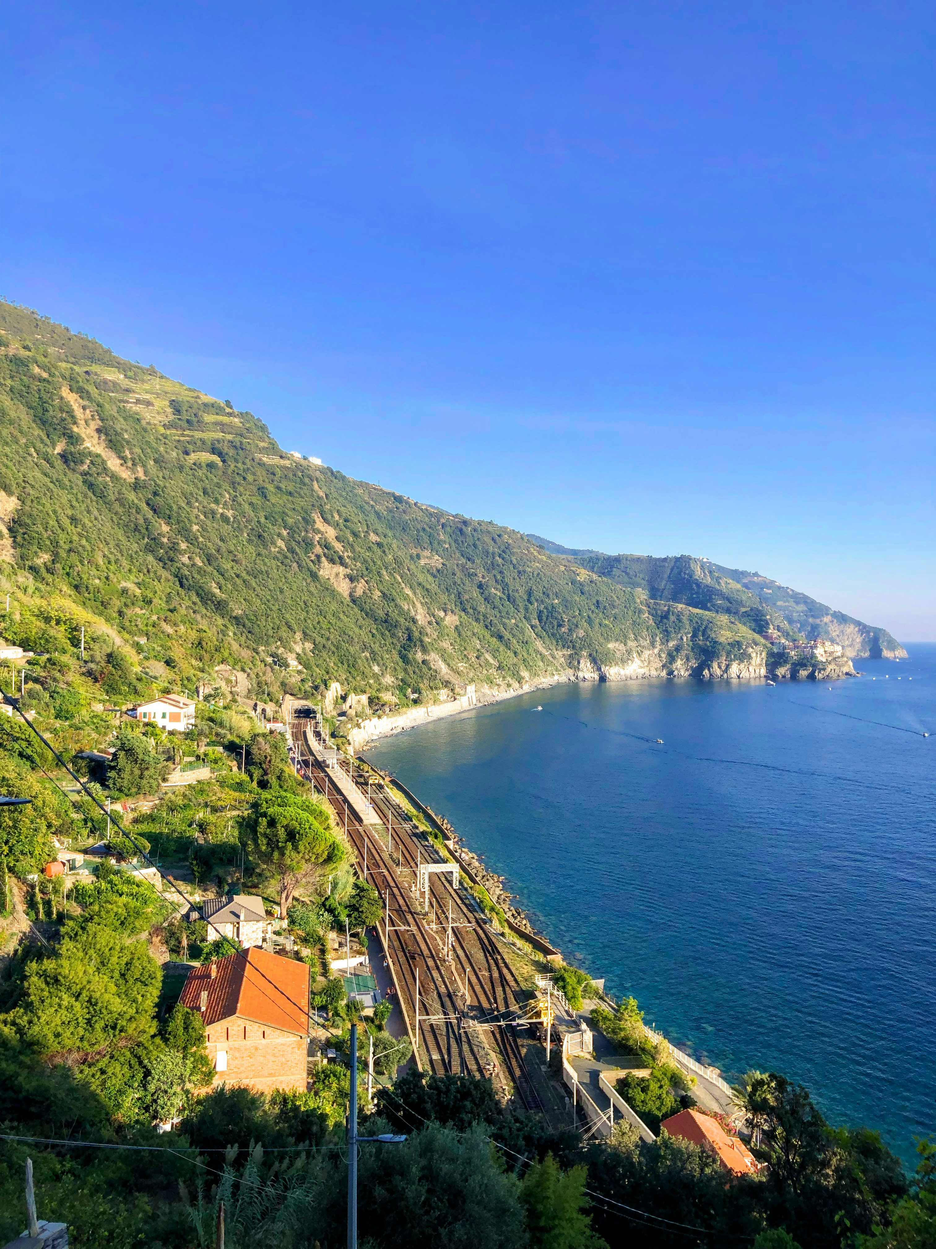 海岸悬崖与山坡村落俯瞰海面