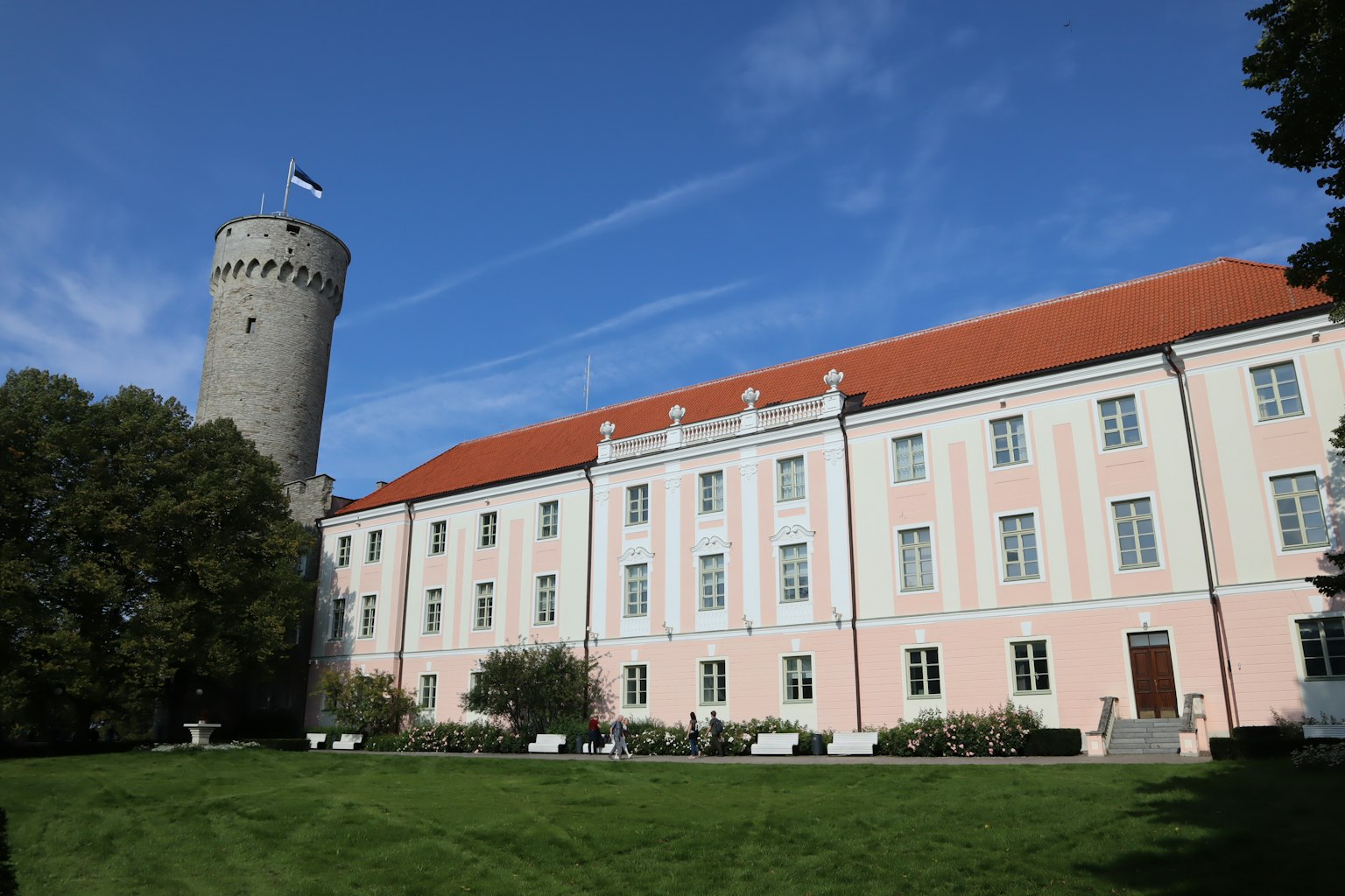 Cảnh bên ngoài của lâu đài Estonia với tháp và bãi cỏ xanh