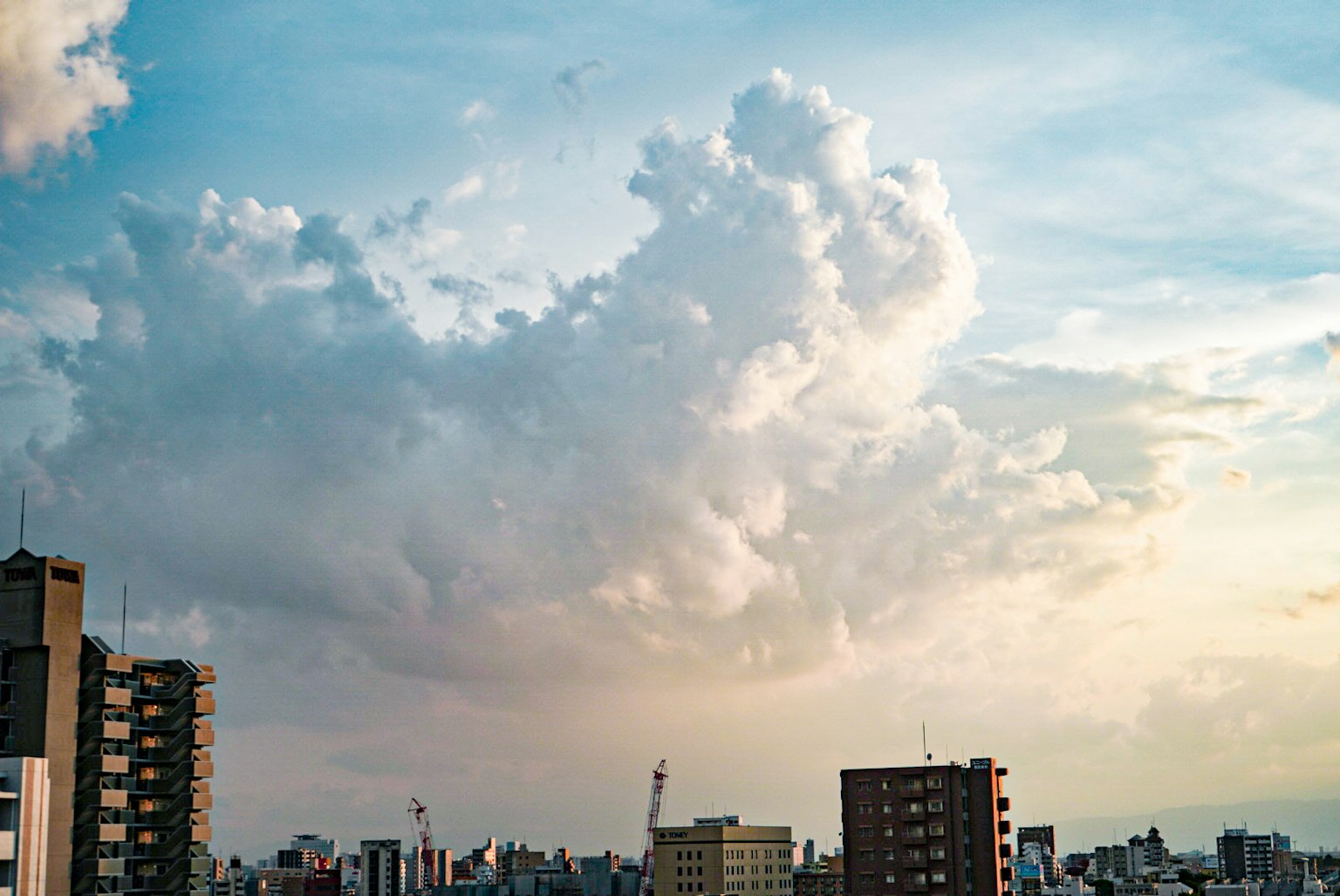 Paysage urbain au crépuscule avec des nuages dramatiques