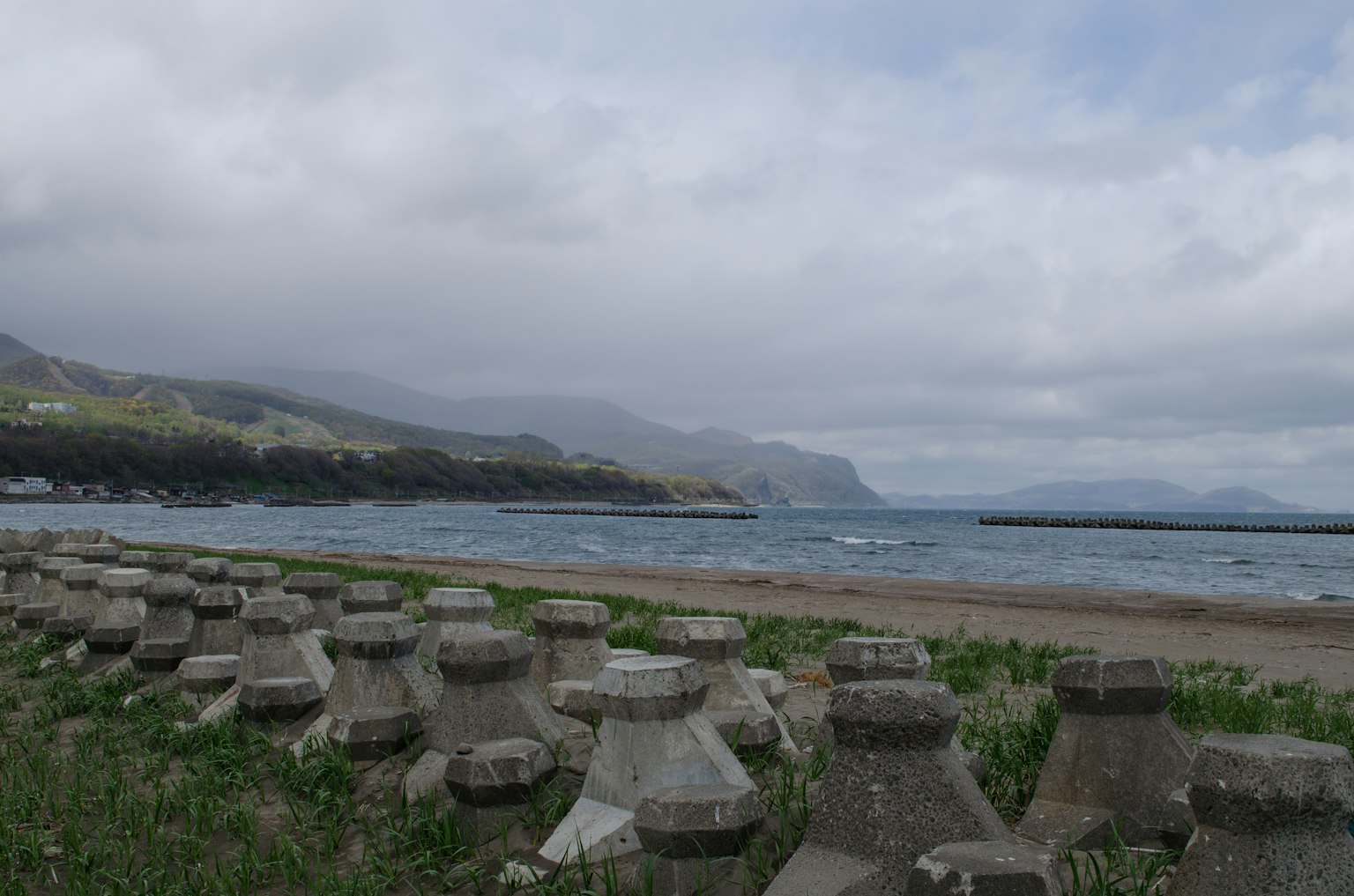 海岸线上的混凝土块风景