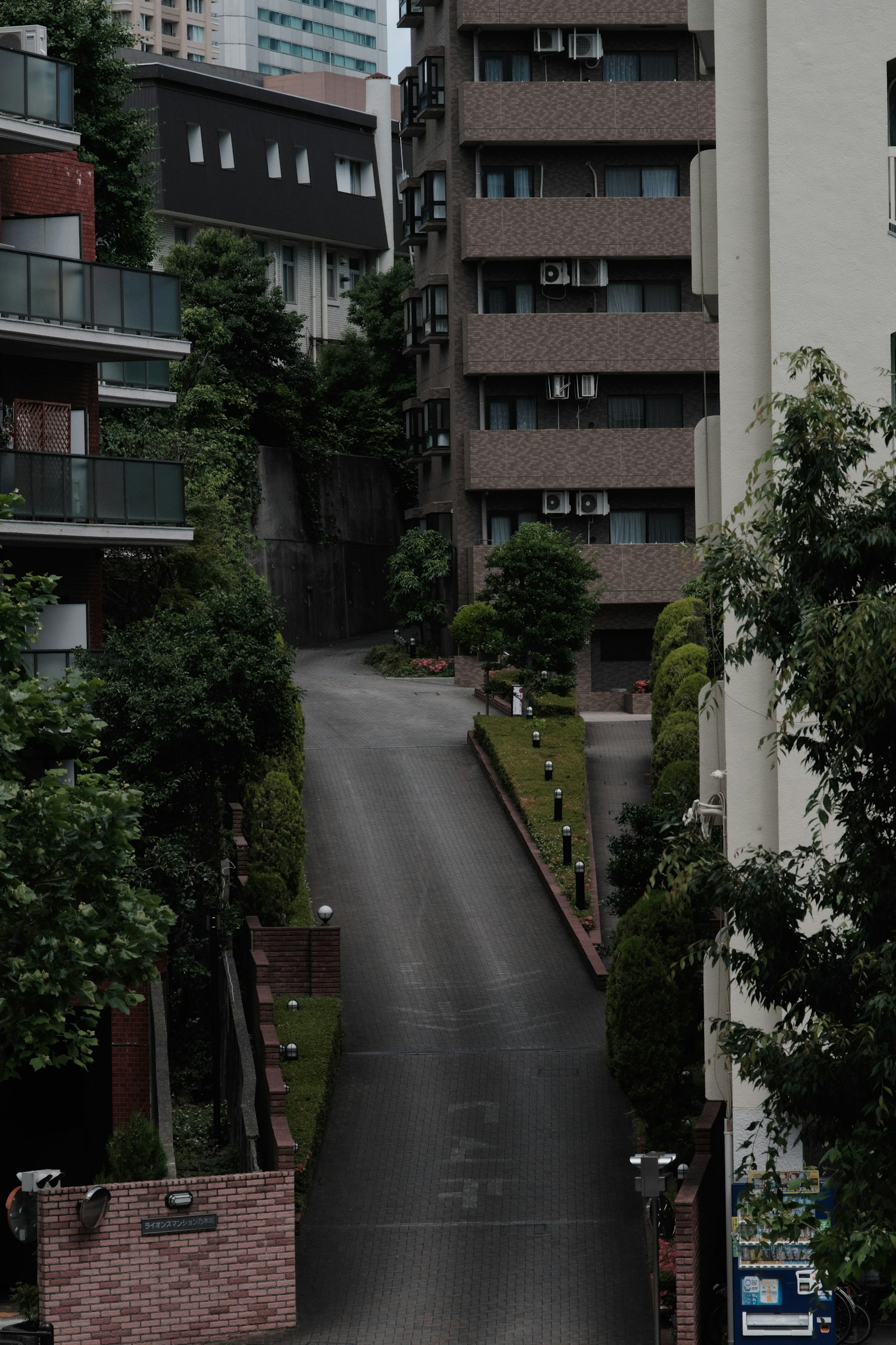 住宅區的傾斜道路和周圍建築