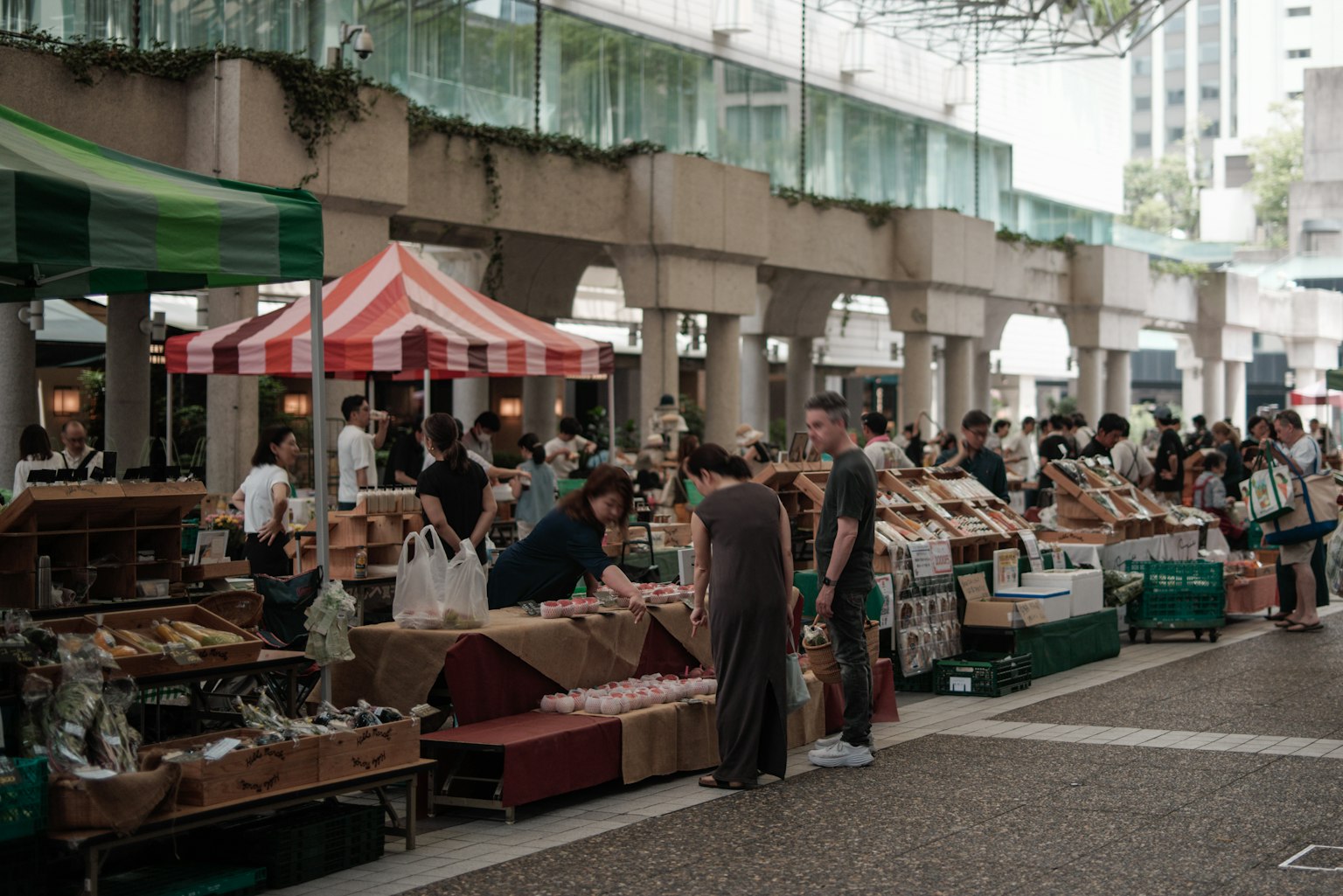 Una scena di mercato affollata con persone che guardano varie bancarelle