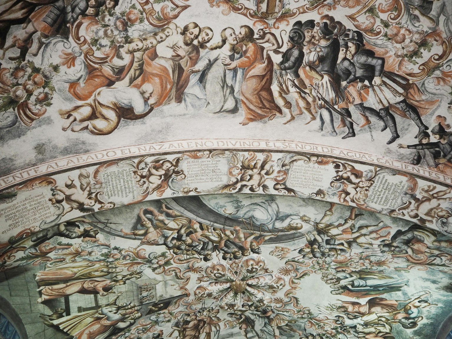 Fresque magnifique au plafond représentant des scènes mythologiques