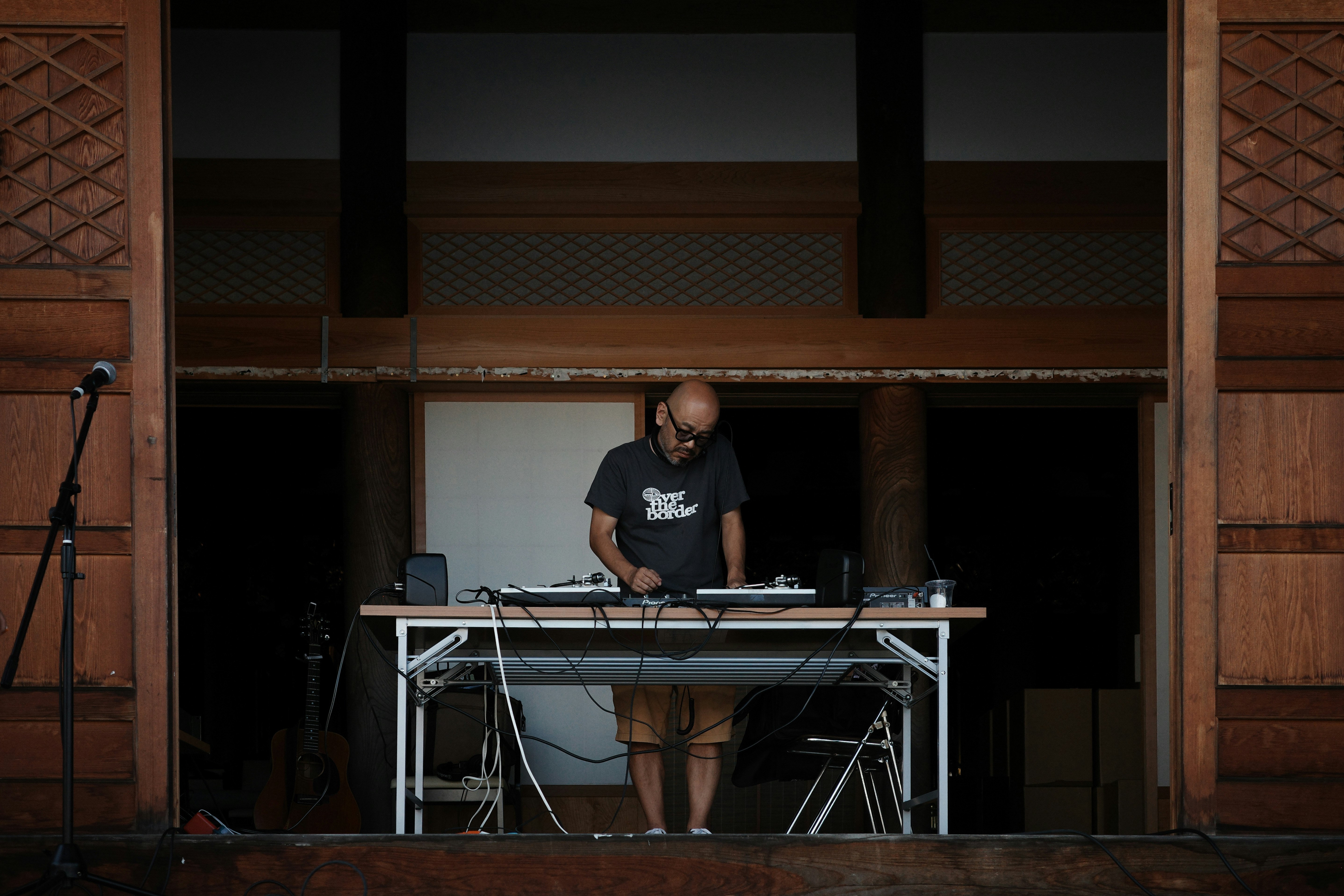 DJ bedient ein Mischpult am Eingang des Tempels Innenji