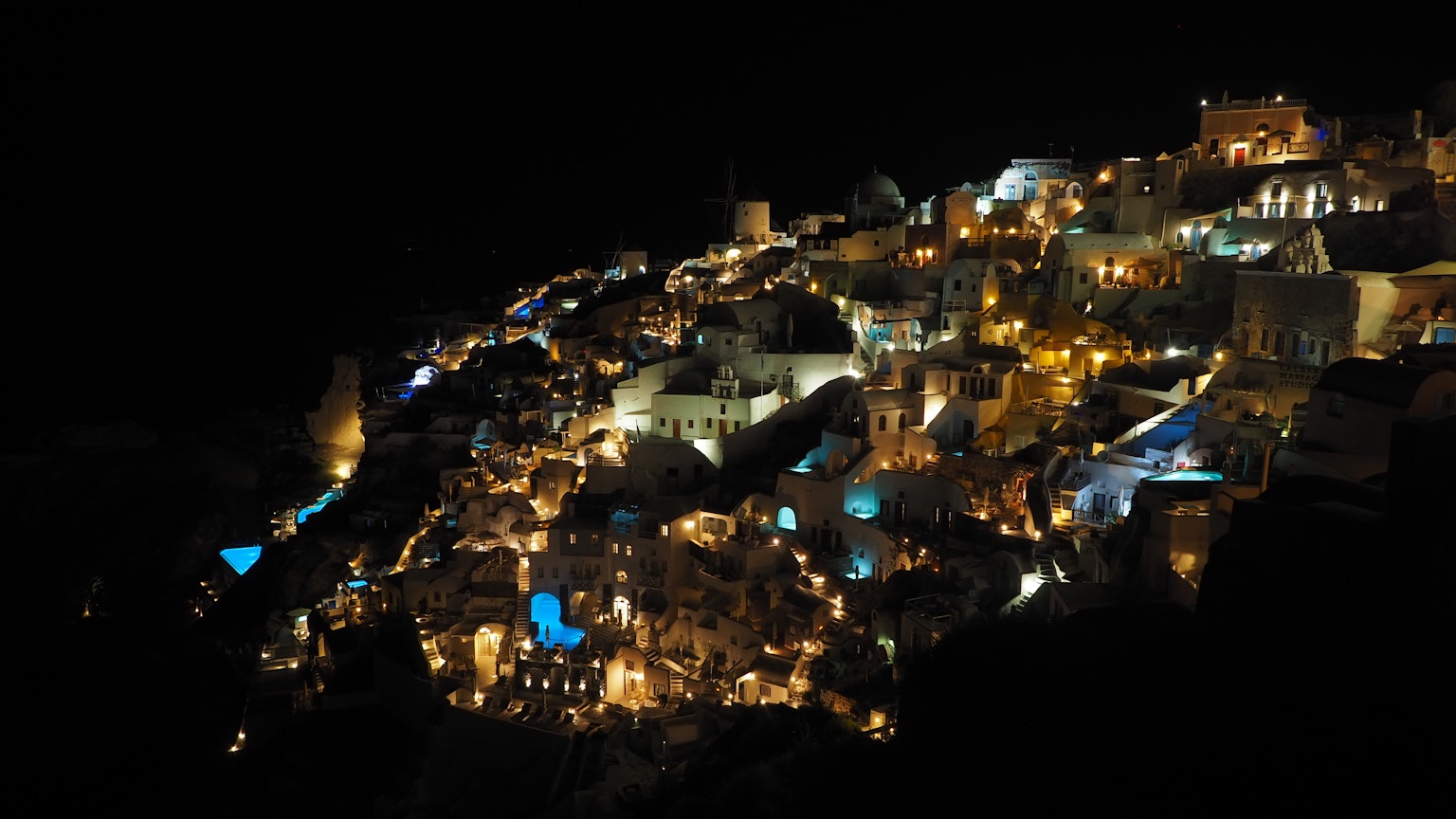 ทิวทัศน์หมู่บ้านที่สวยงามในเวลากลางคืน