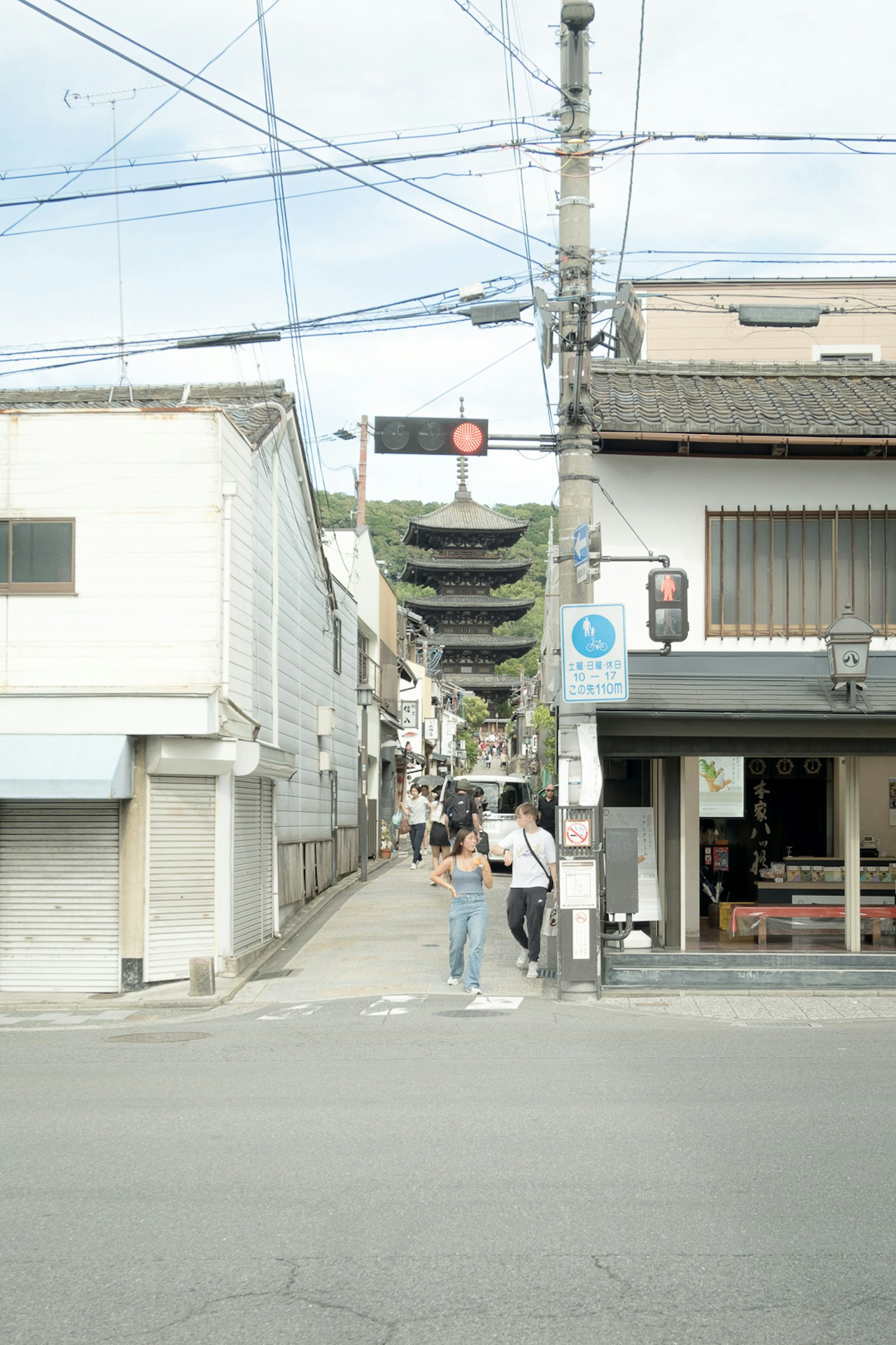 ถนนเงียบที่มีอาคารเก่าและสัญญาณไฟจราจร