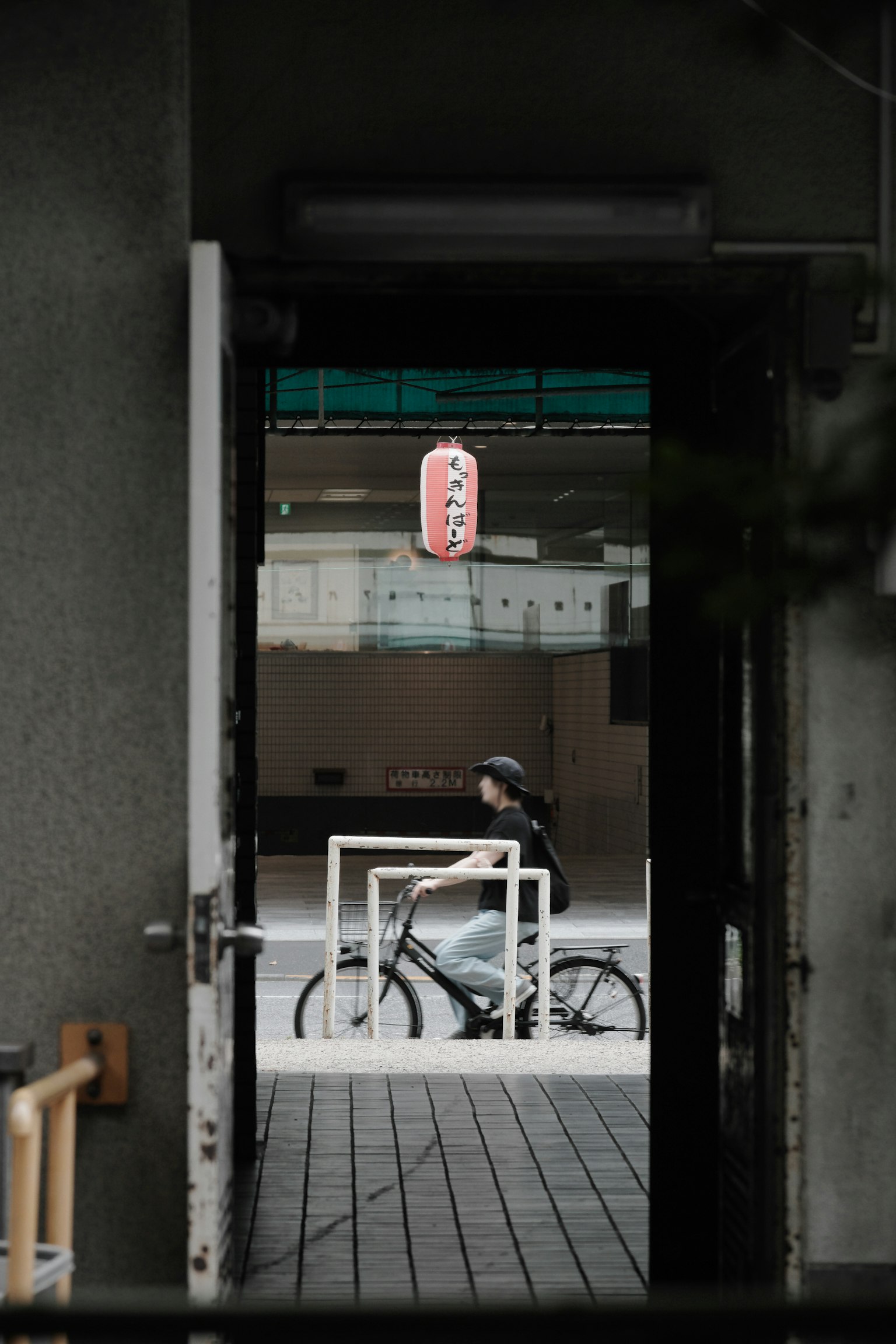 透過門的視角顯示騎自行車的人