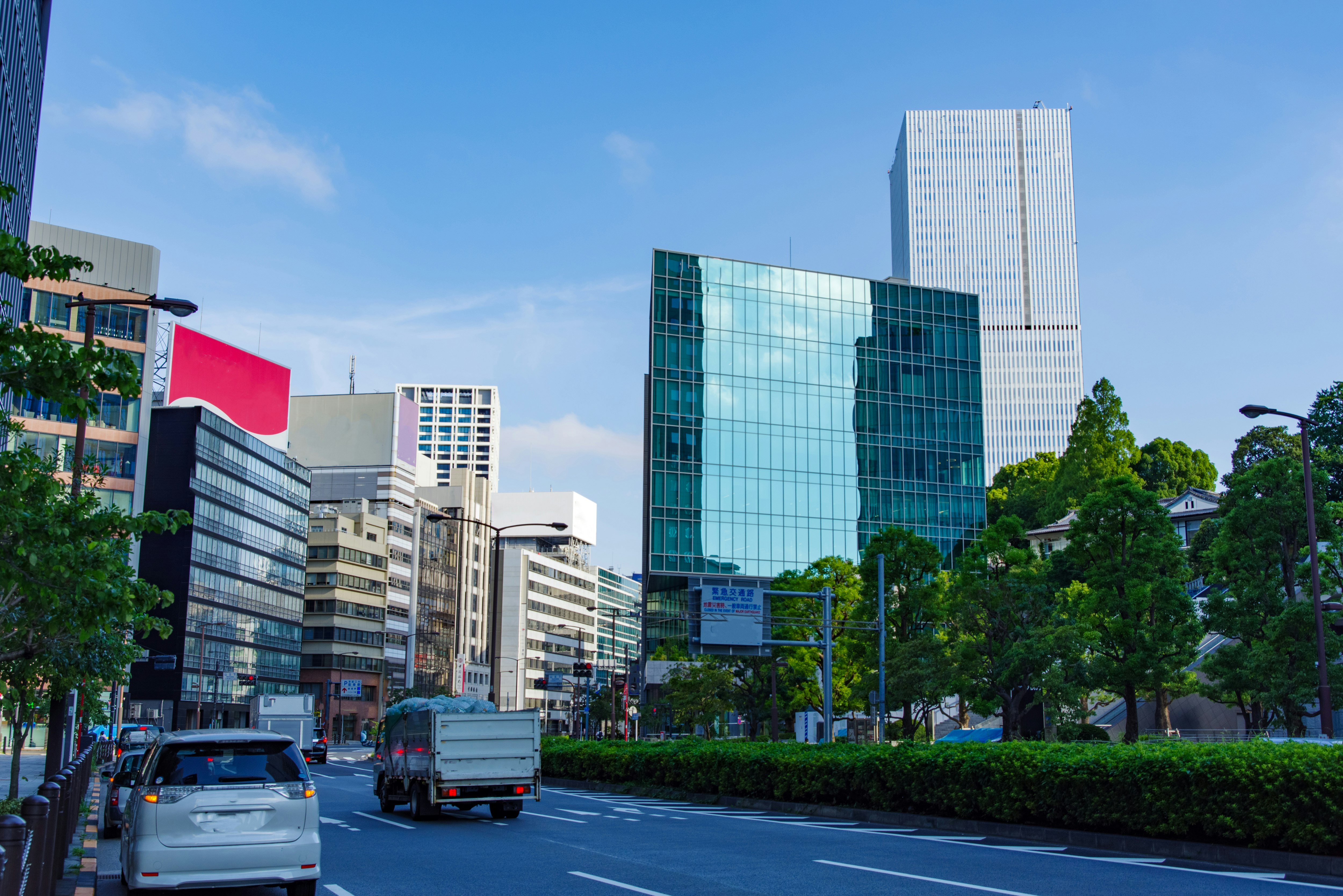 城市幹道上行駛的車輛與現代高樓