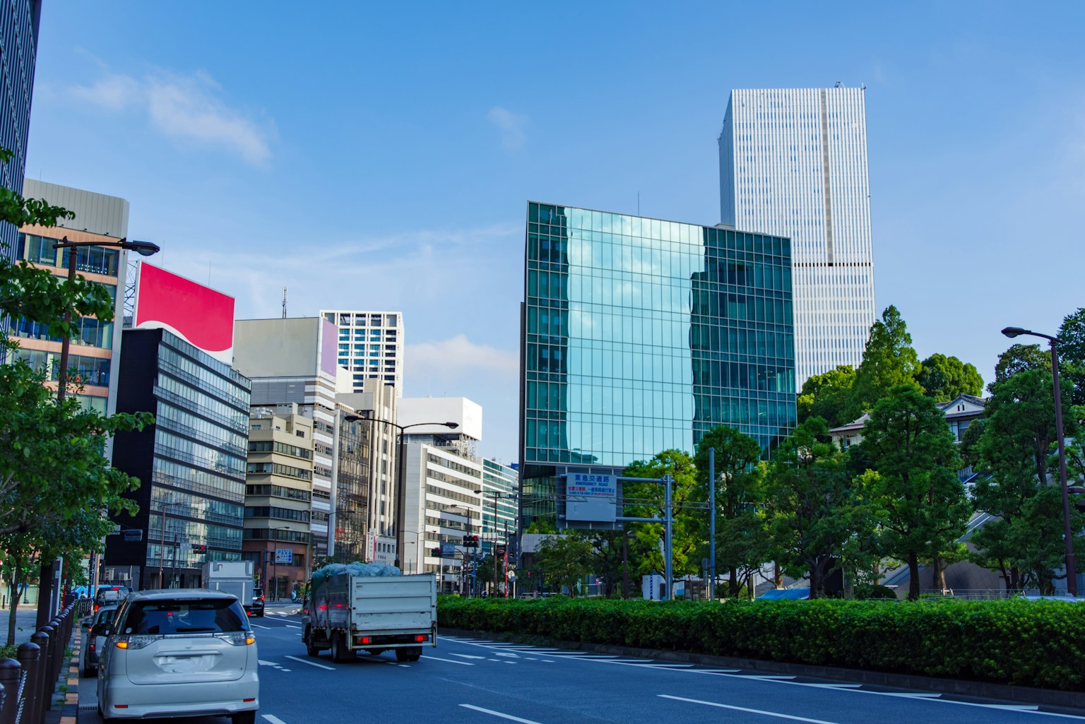 Paysage urbain avec des bâtiments modernes et un ciel bleu clair