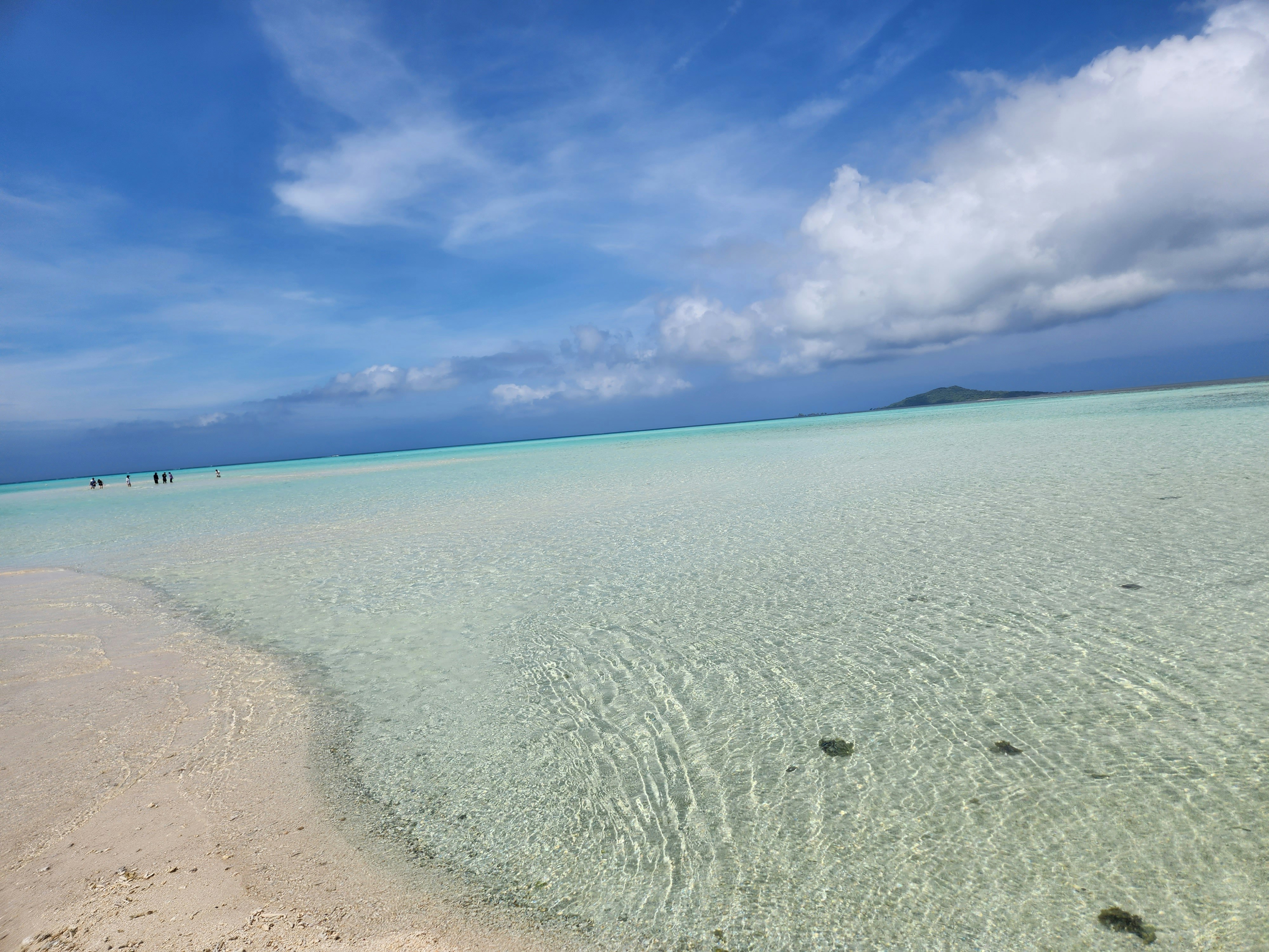 白い砂浜と透明感のある海の広がる海岸の風景