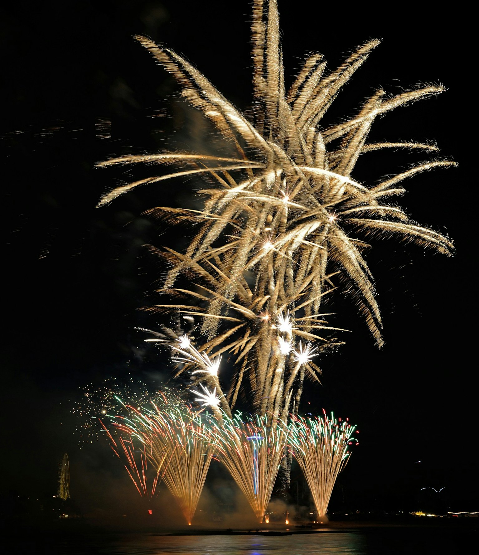 Spettacolare spettacolo di fuochi d'artificio nel cielo notturno con scintille dorate e luci colorate