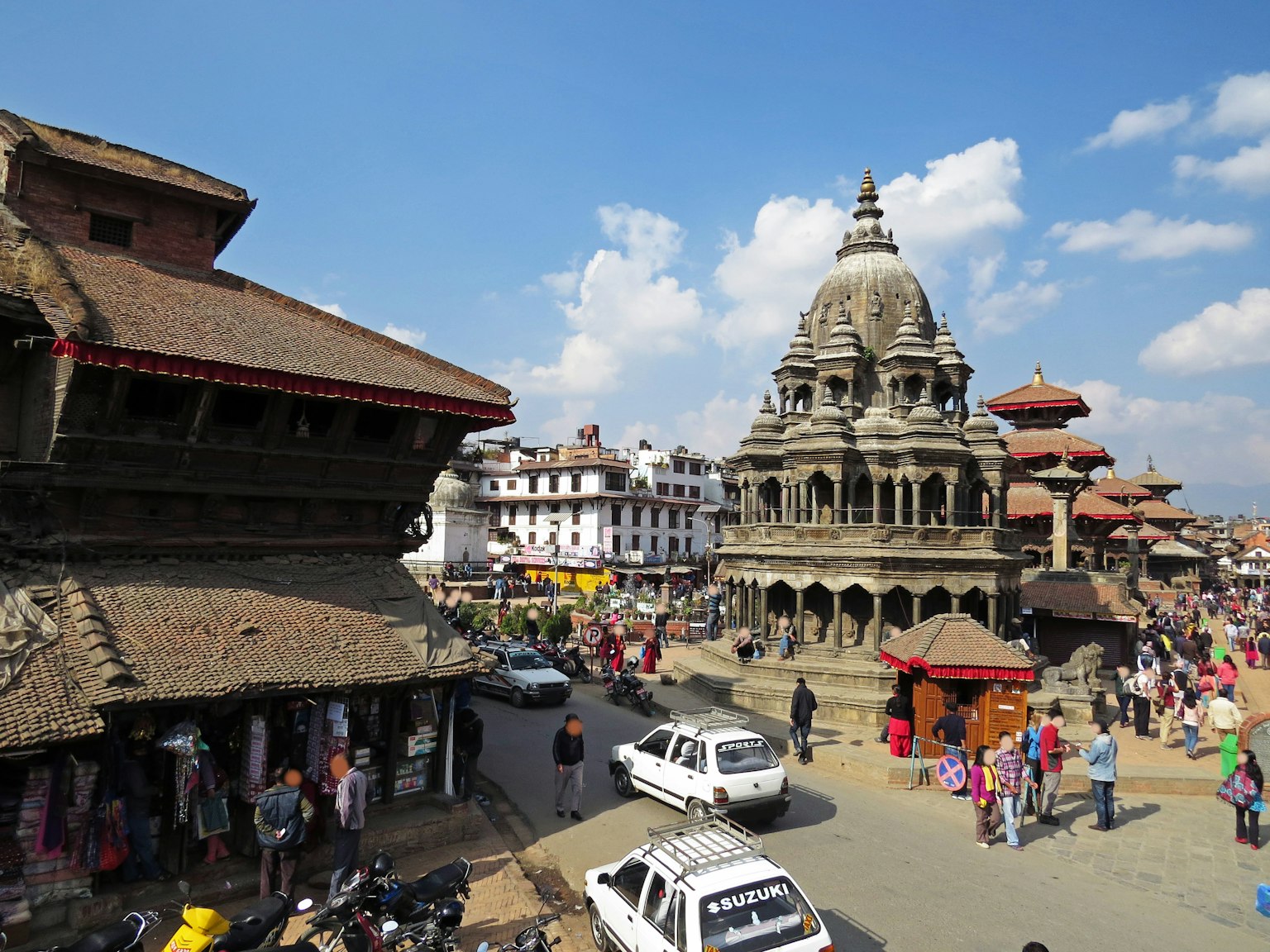 Temple historique et marché animé à Bhaktapur, Népal