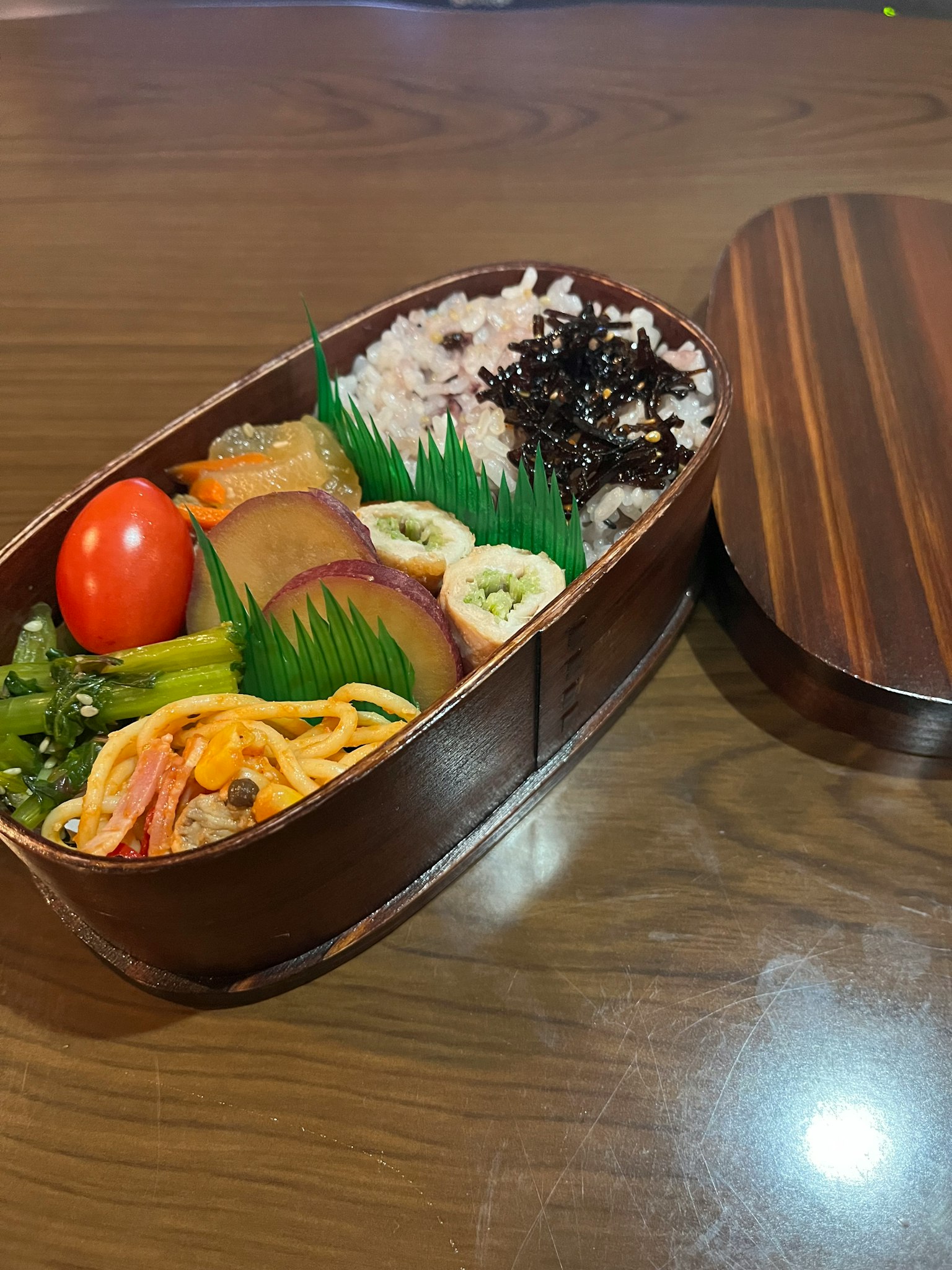 美丽的便当盒装满米饭和各种菜肴