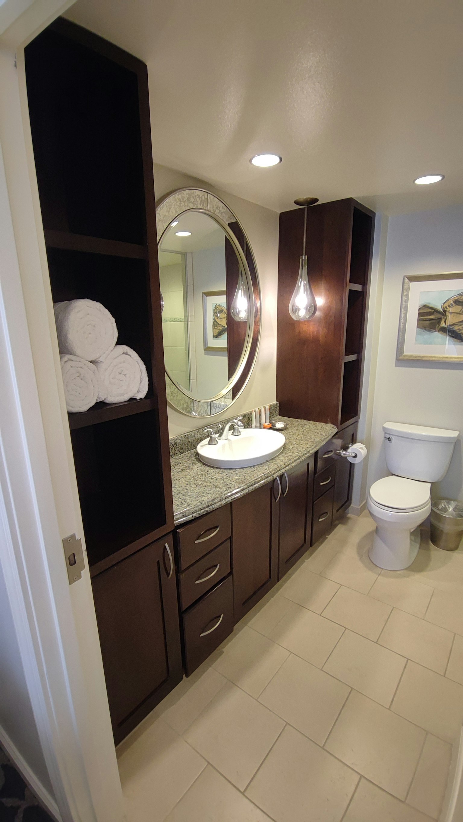 Bagno moderno con lavabo e grande specchio rotondo e toilet elegante