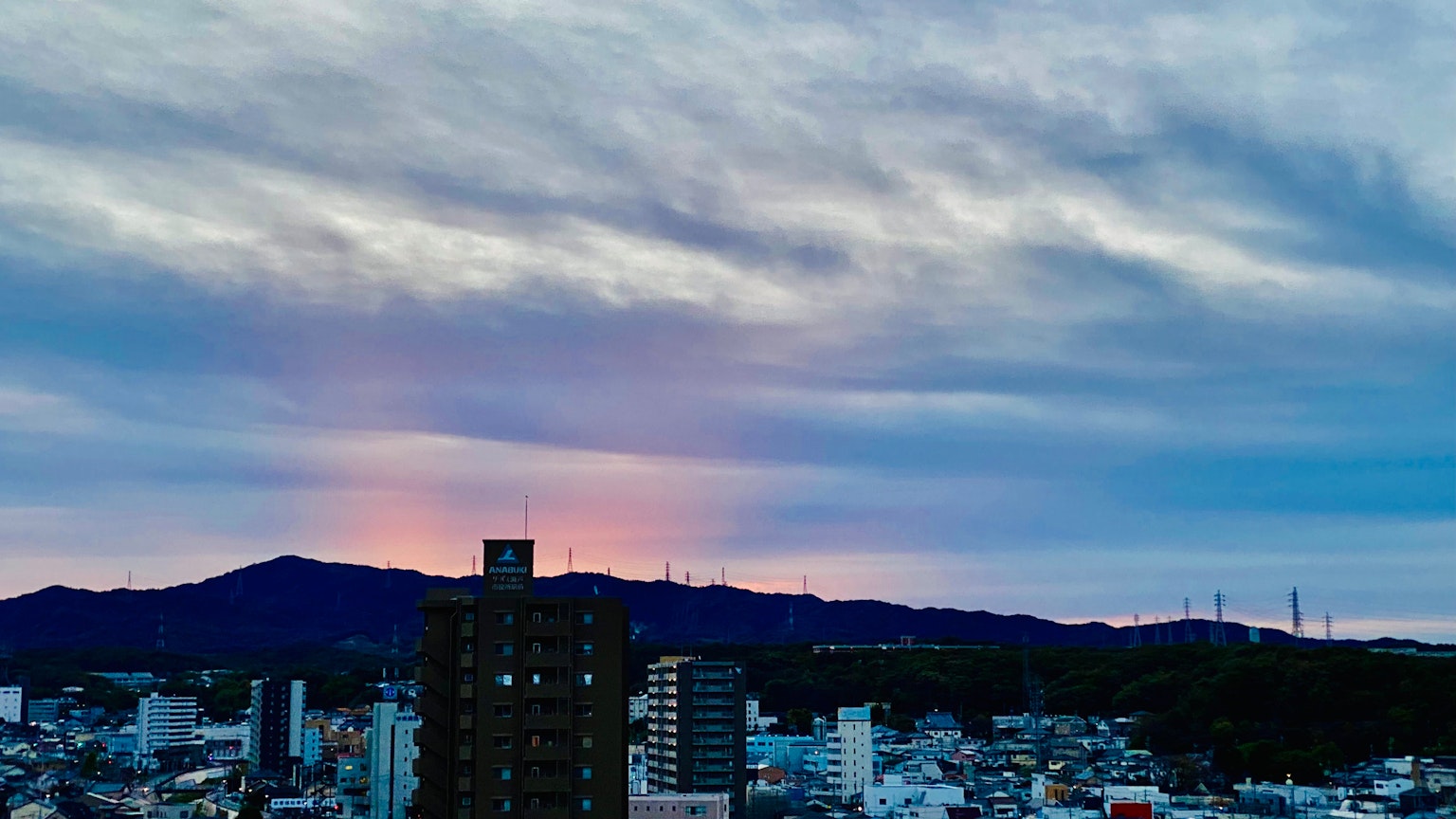 黃昏時的城市景觀，雲彩和山脈輪廓