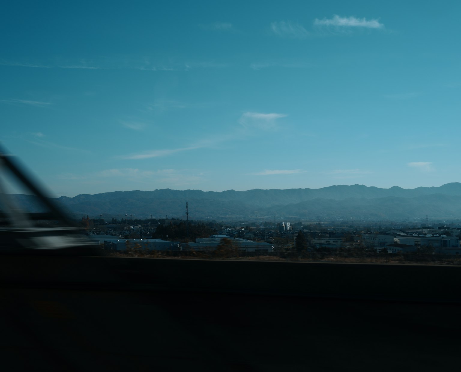 Paysage urbain avec des montagnes sous un ciel bleu
