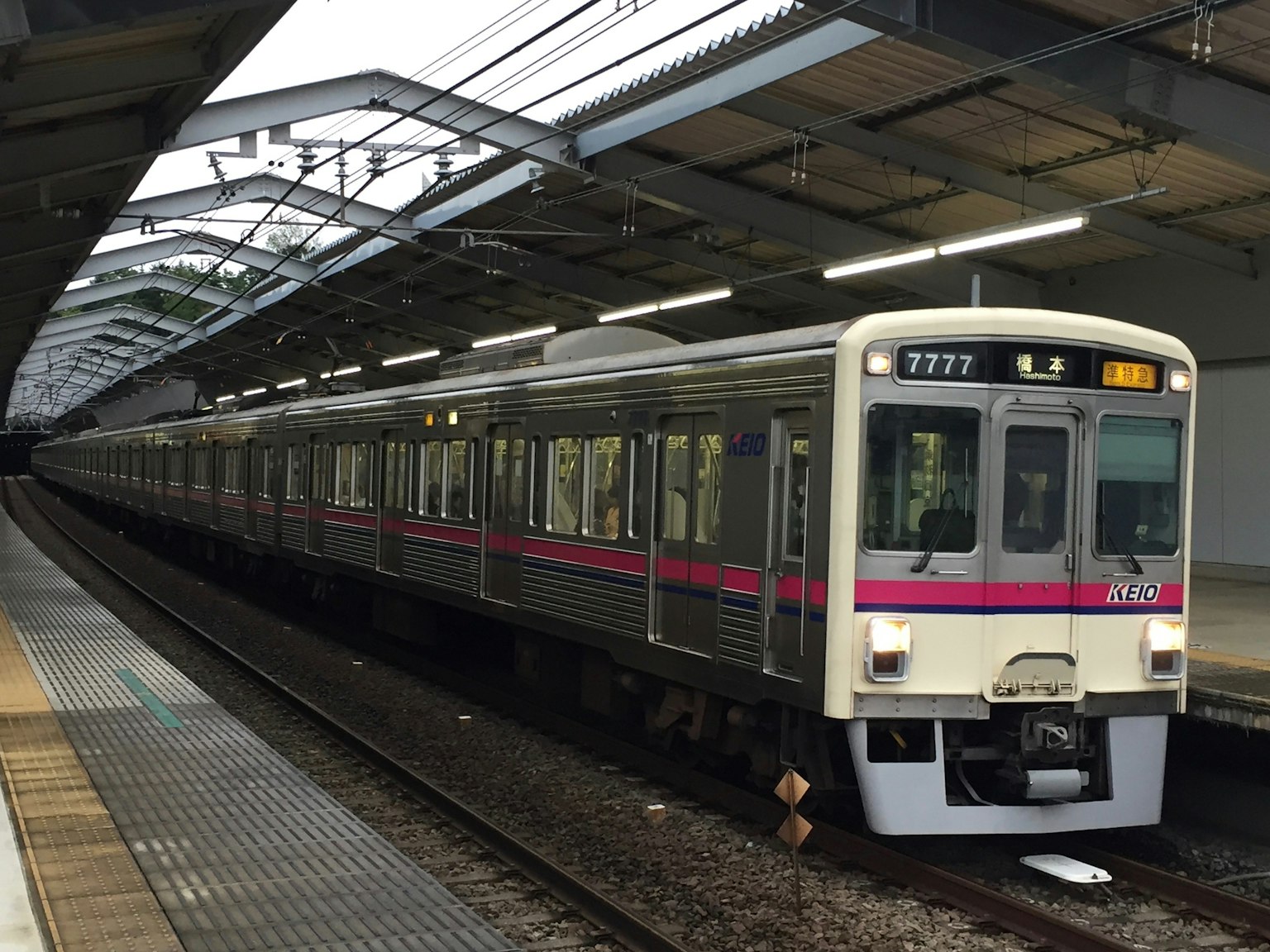 รถไฟญี่ปุ่นที่จอดอยู่ที่สถานี