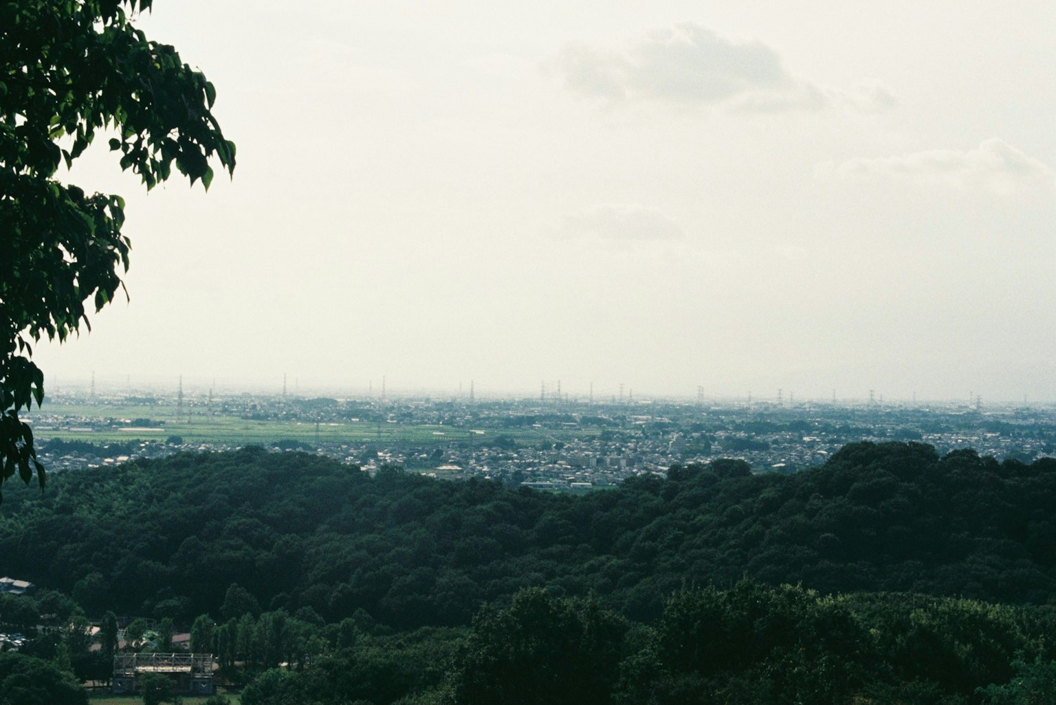 Vista panorámica de una ciudad desde una colina verde
