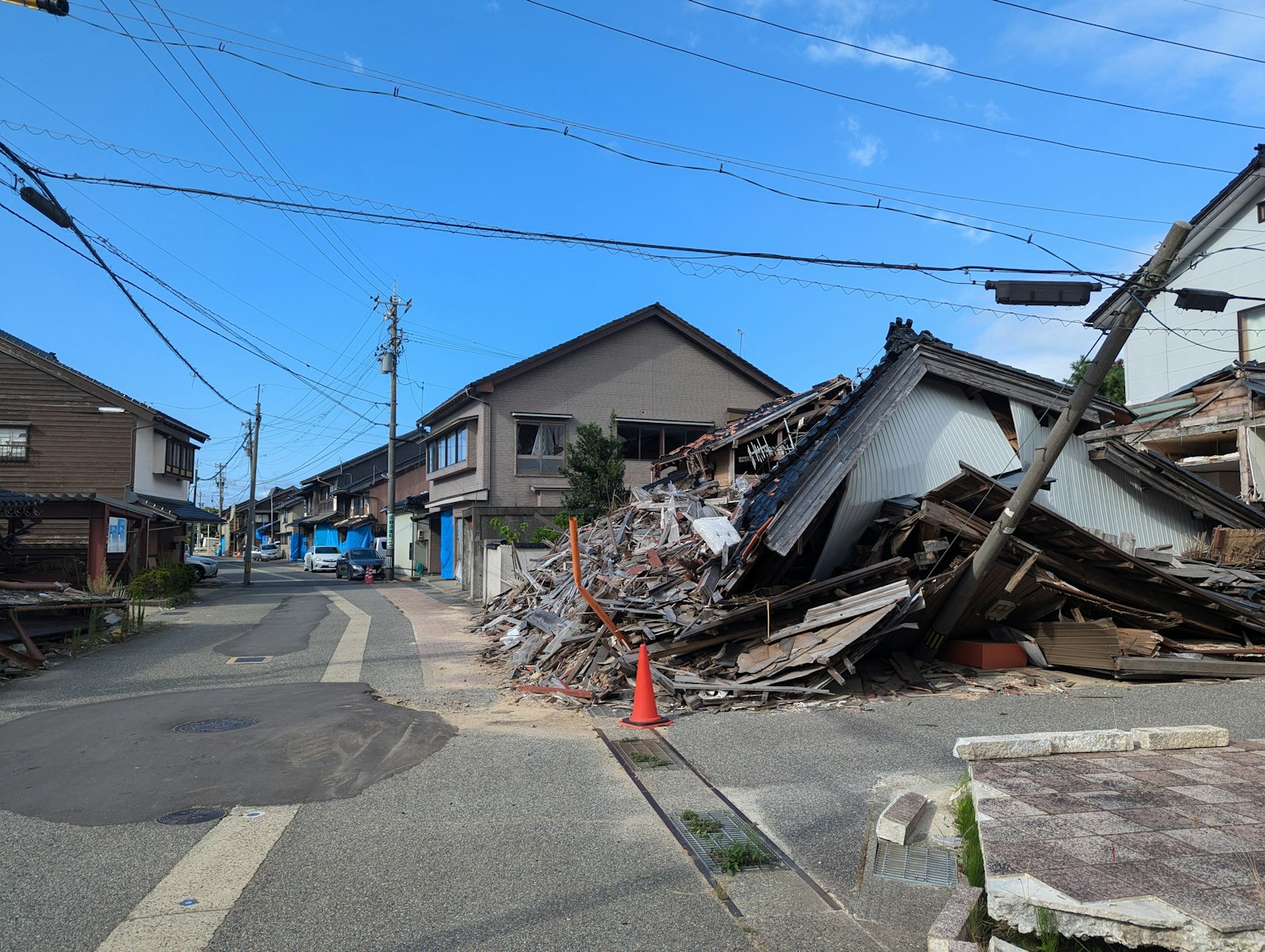 Scène montrant des bâtiments effondrés et une rue