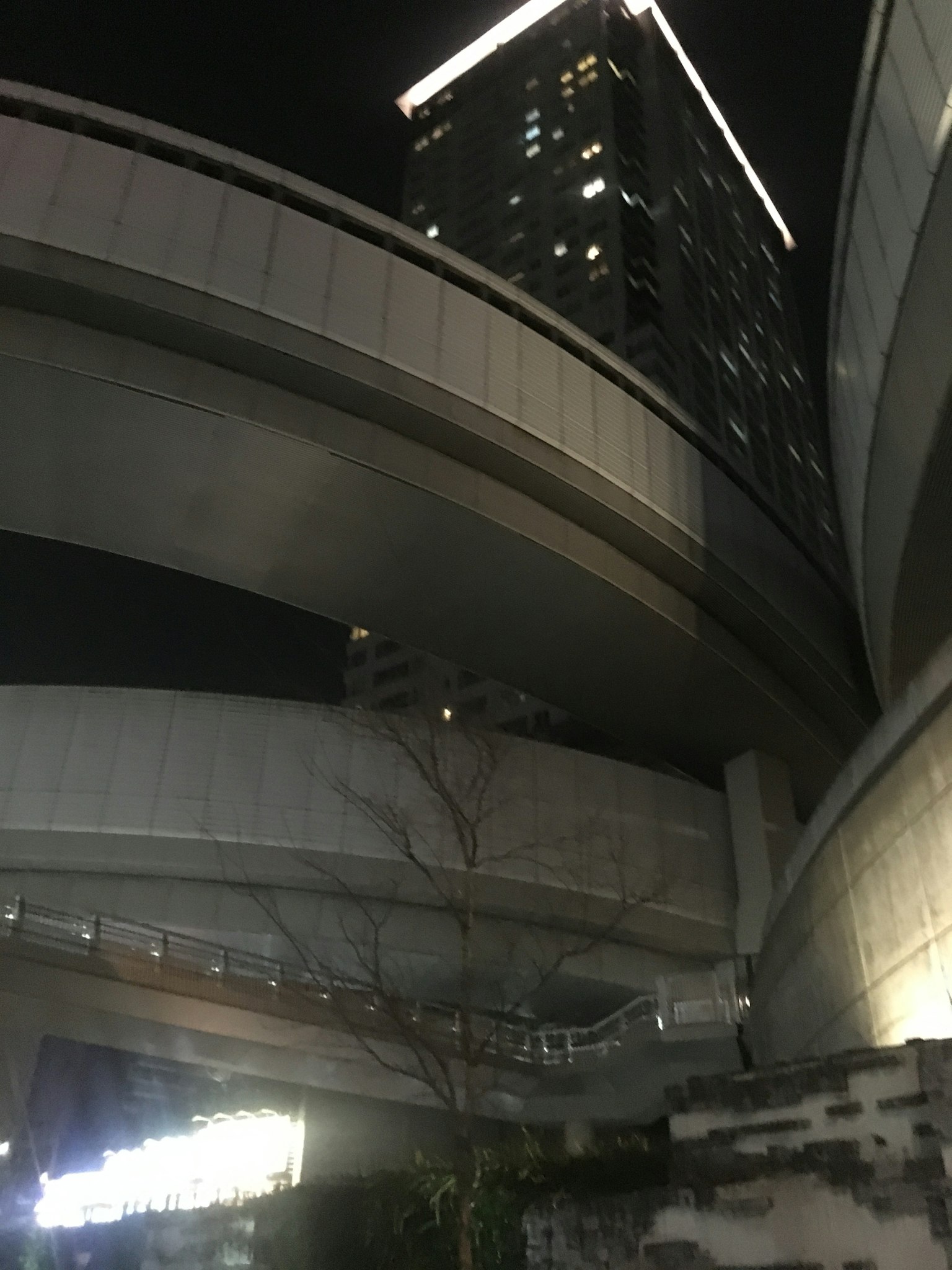 Pemandangan malam jembatan layang dan gedung tinggi