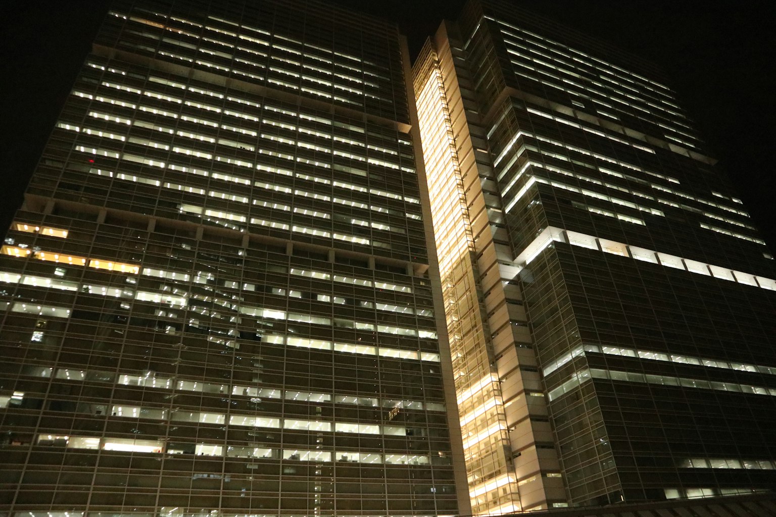 Gratte-ciel illuminés la nuit avec des fenêtres brillantes