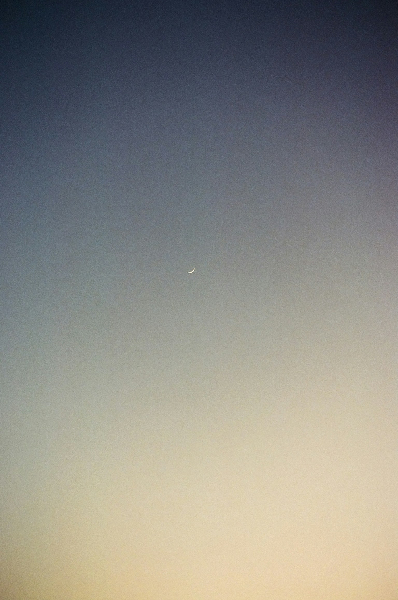 Siluet kecil bulan di langit biru