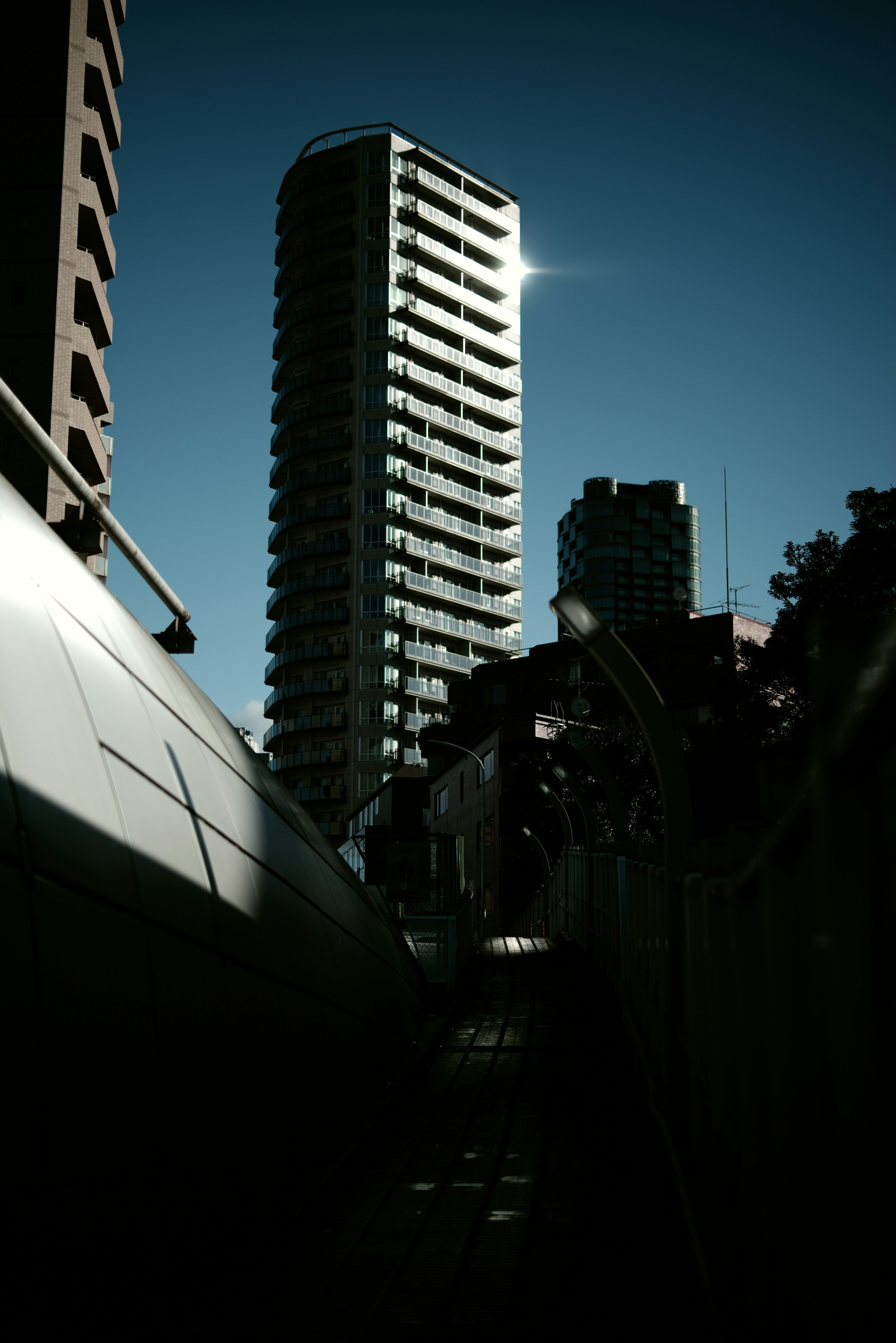 ville avec de grands immeubles illuminés par le soleil du matin