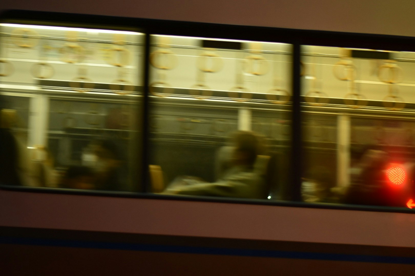 電車の窓を流れる光のスローシャッター