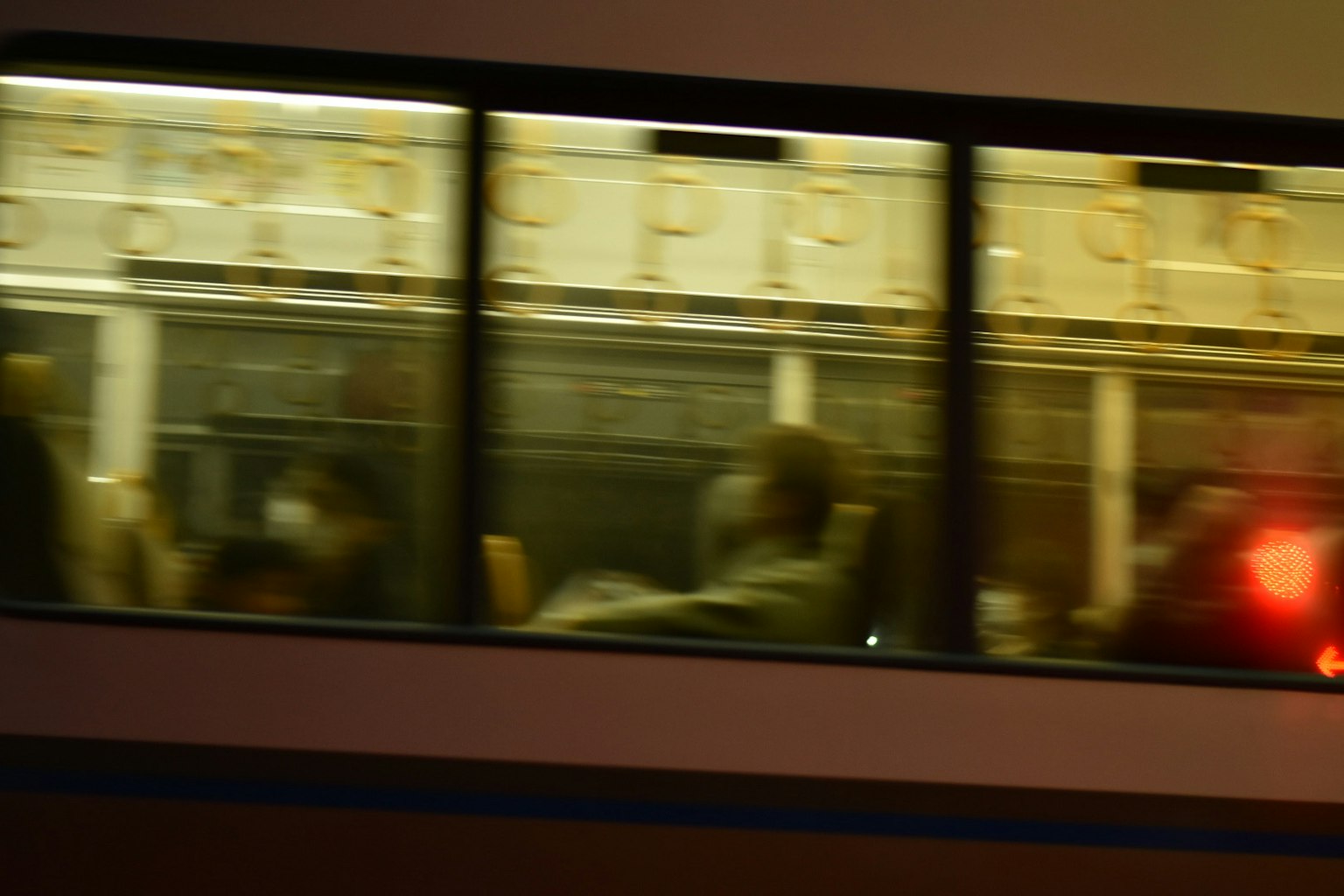 Verschwommene Sicht auf Passagiere in einem fahrenden Bus durch die Fenster