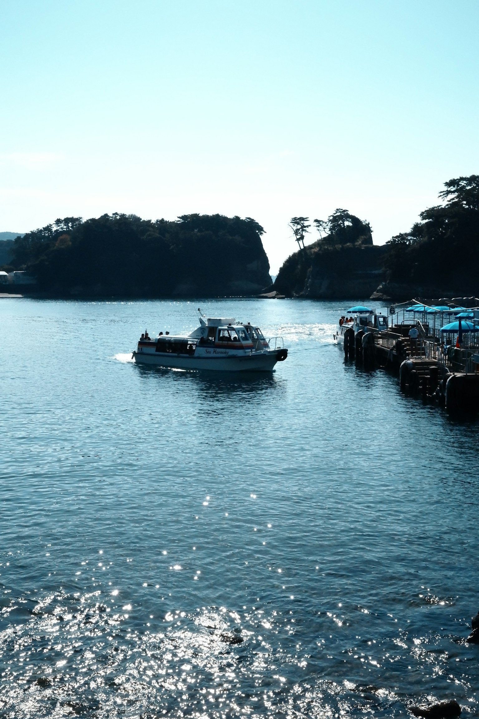 藍色海面上的船隻與寧靜的島嶼背景