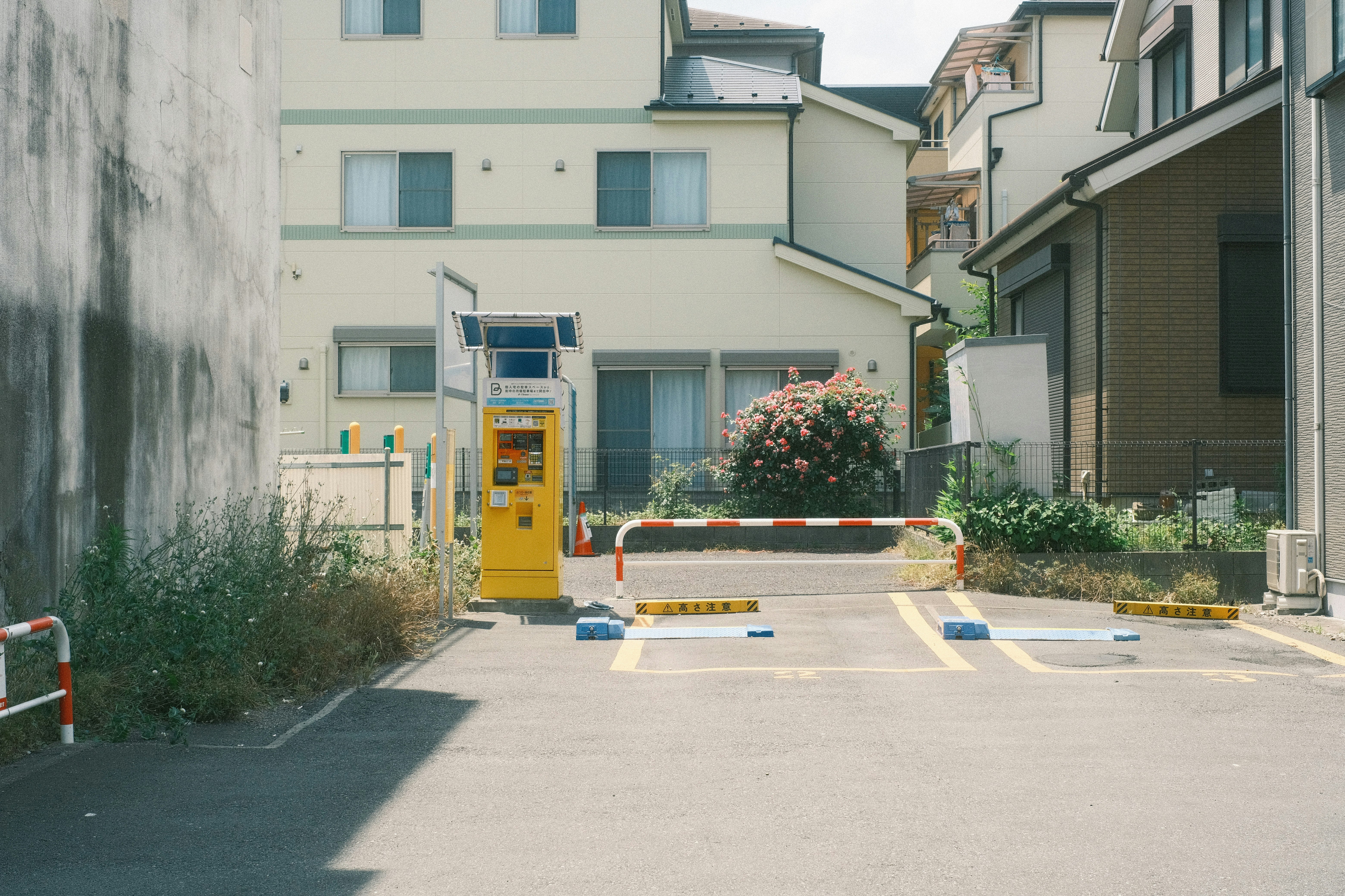 住宅街の路地にある駐車場の入口と車止め
