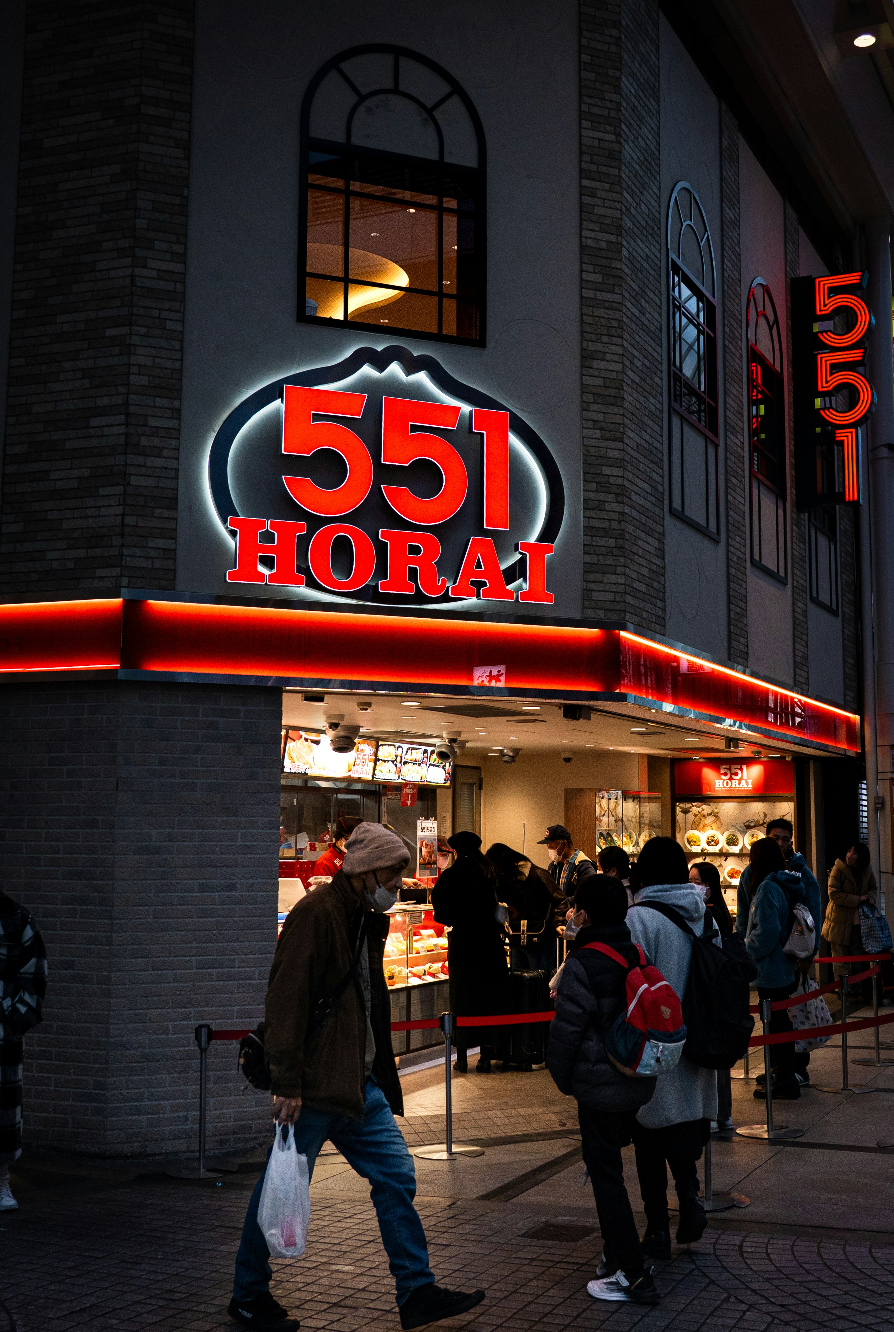 大阪の道頓堀にある「551蓬莱」店舗の看板と行列の人々